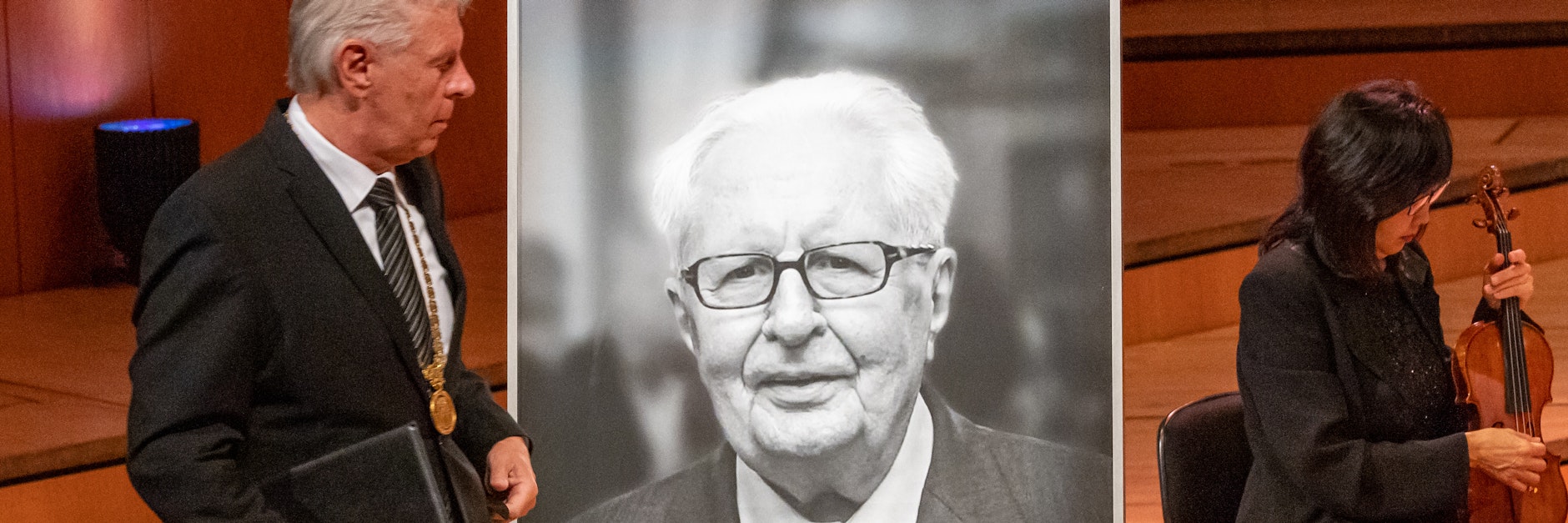 Dieter Reiter (li.), Oberbürgermeister von München, nimmt an der Trauerfeier für den früheren SPD-Chef Hans-Jochen Vogel teil.