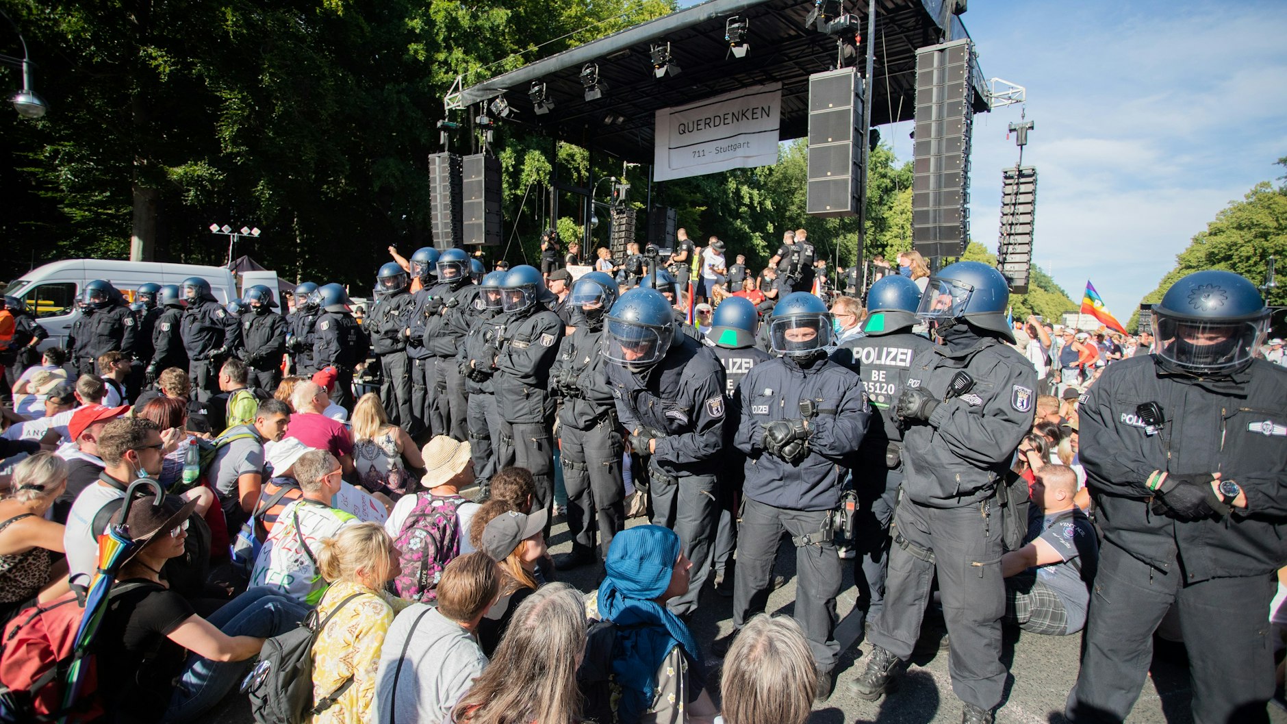 Die Abschlusskundgebung des sogenannten „Tag der Freiheit“ wurde von der Polizei aufgelöst, weil die Teilnehmer keine Masken trugen - eine Auflage für die Versammlung.&nbsp;