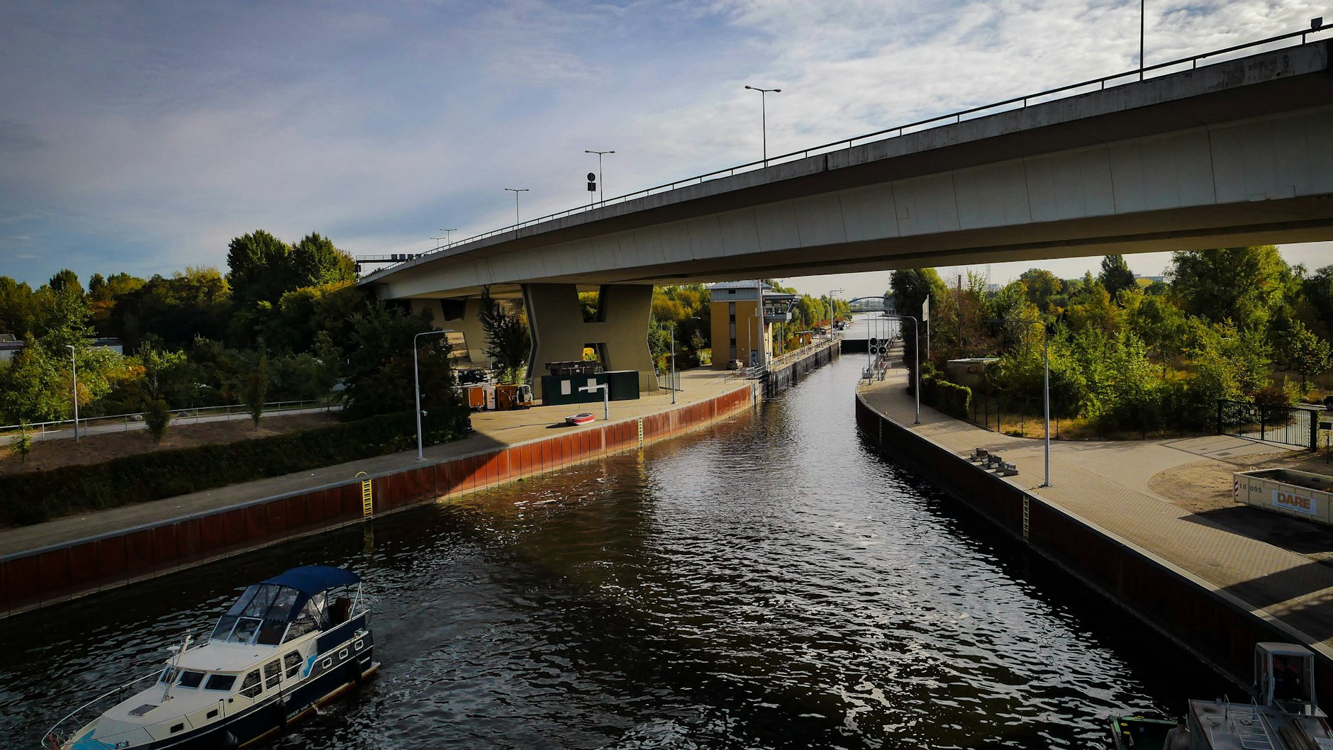 Mit mehr als 930 Metern die längste Straßenbrücke Berlins: Die Rudolf-Wissell-Brücke führt in Charlottenburg die A100 über die Spree hinweg.