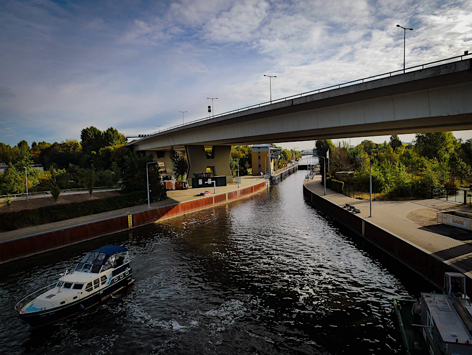 Mit mehr als 930 Metern die längste Straßenbrücke Berlins: Die Rudolf-Wissell-Brücke führt in Charlottenburg die A100 über die Spree hinweg.