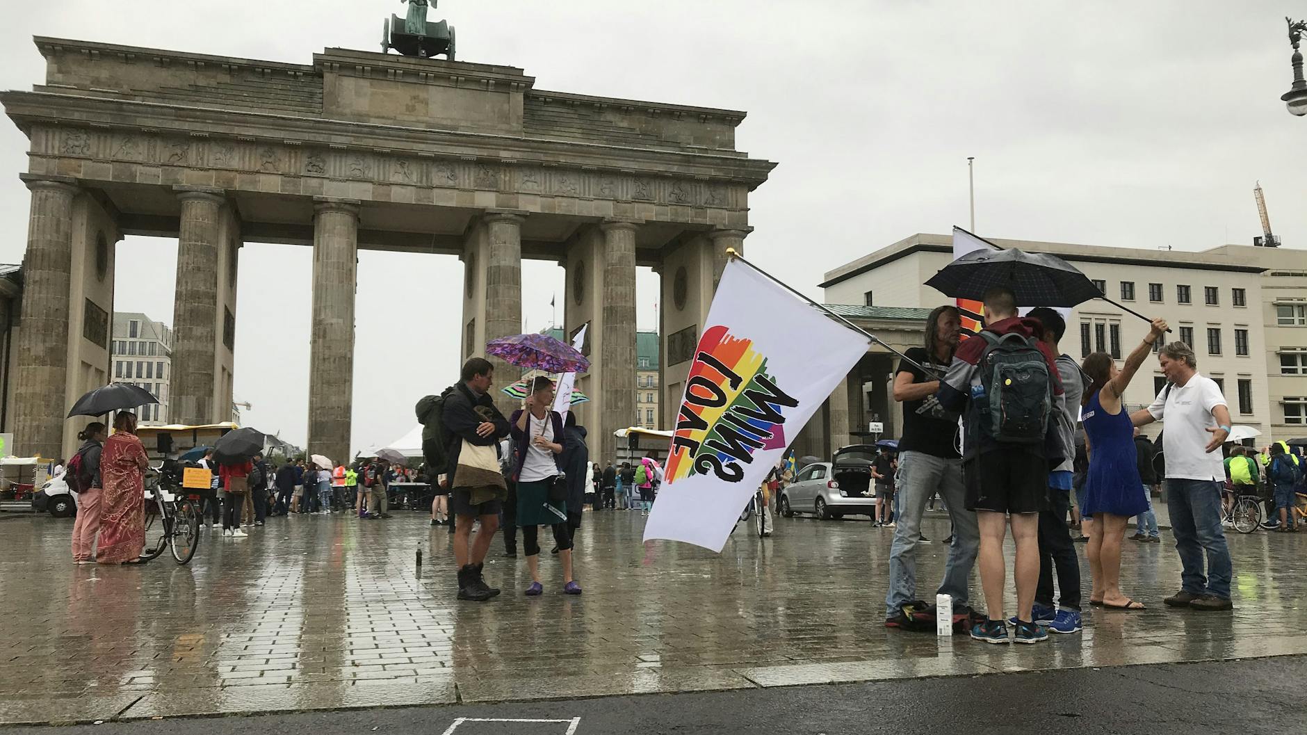 Der Corona-Protest am Brandenburger Tor löste sich am frühen Abend auf. 