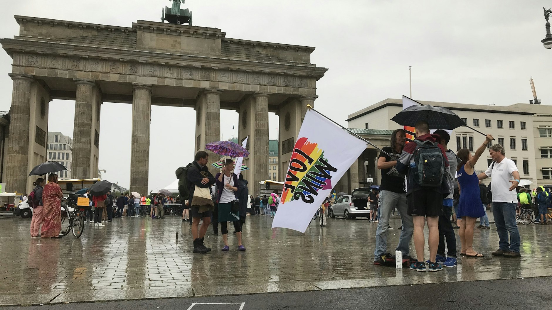 Der Corona-Protest am Brandenburger Tor löste sich am frühen Abend auf.&nbsp;