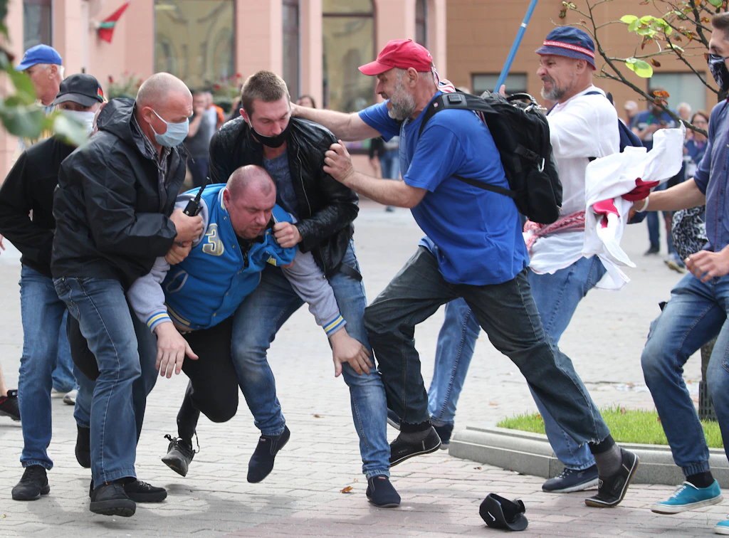 Belarus: Zehntausende Demonstranten trotzen Truppenaufmarsch
