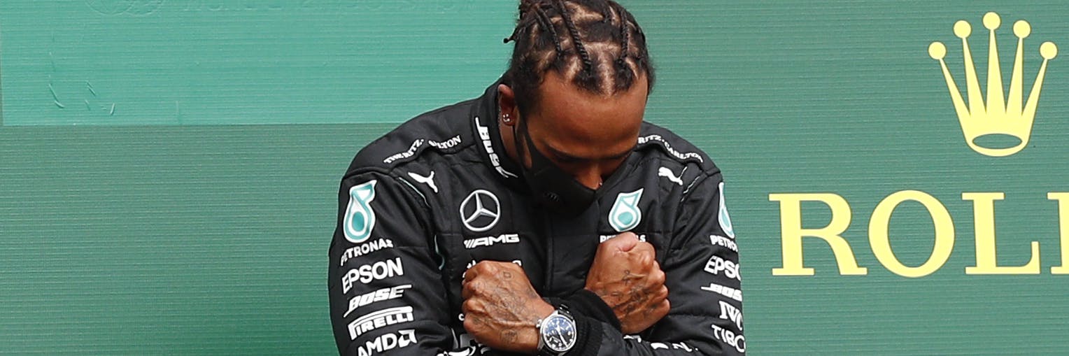 Lewis Hamilton macht nach seinem Sieg den „Wakanda Forever“-Gruß zu Ehren des verstorbenen Schauspielers C. Boseman.