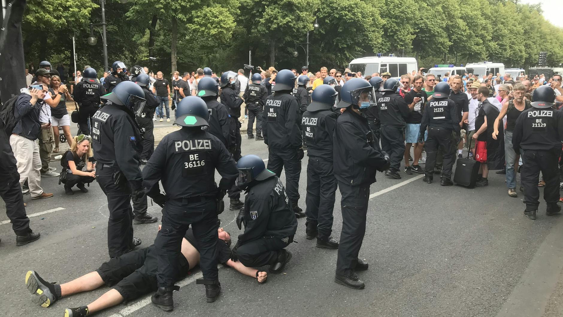 Mehrere Personen wurden am Sonntag rund um die Siegessäule festgenommen. 