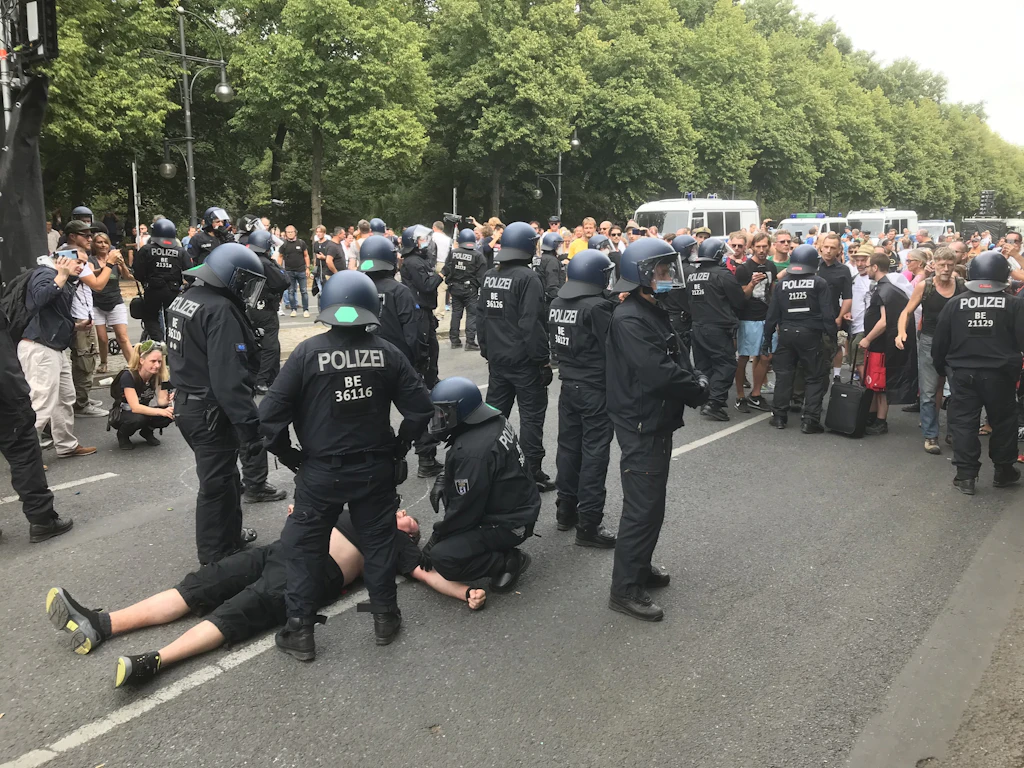 Festnahmen an der Siegessäule: Wieder Corona-Proteste in Berlin