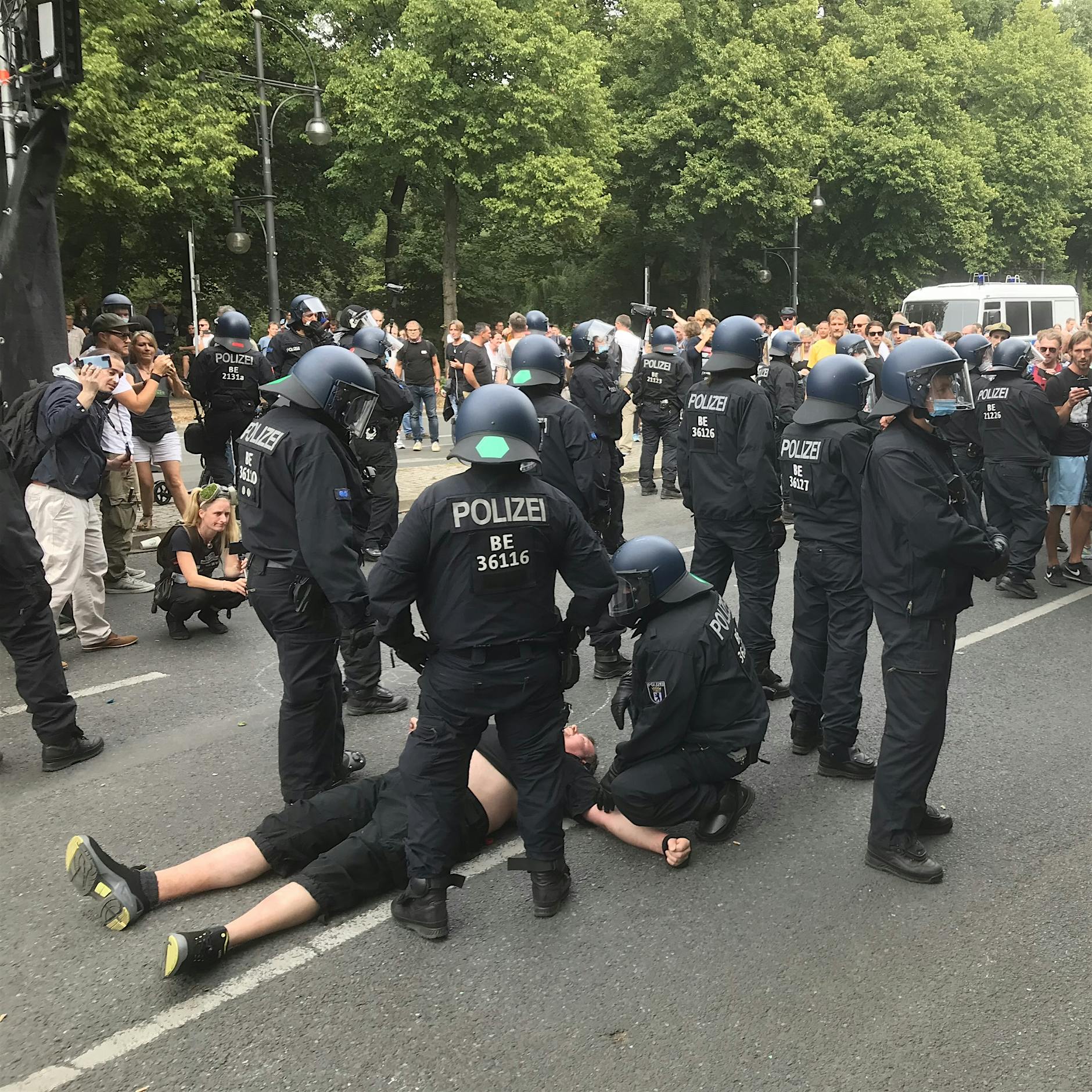 Festnahmen an der Siegessäule: Wieder Corona-Proteste in Berlin