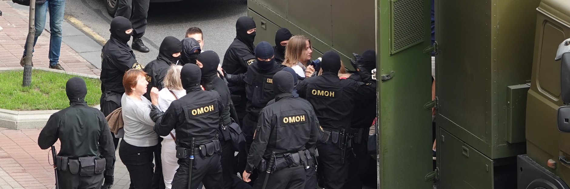 Ein Rudel maskierter Männer der Omon-Sondereinheiten hat Frauen festgenommen, die gegen Lukaschenko demonstriert hatten.