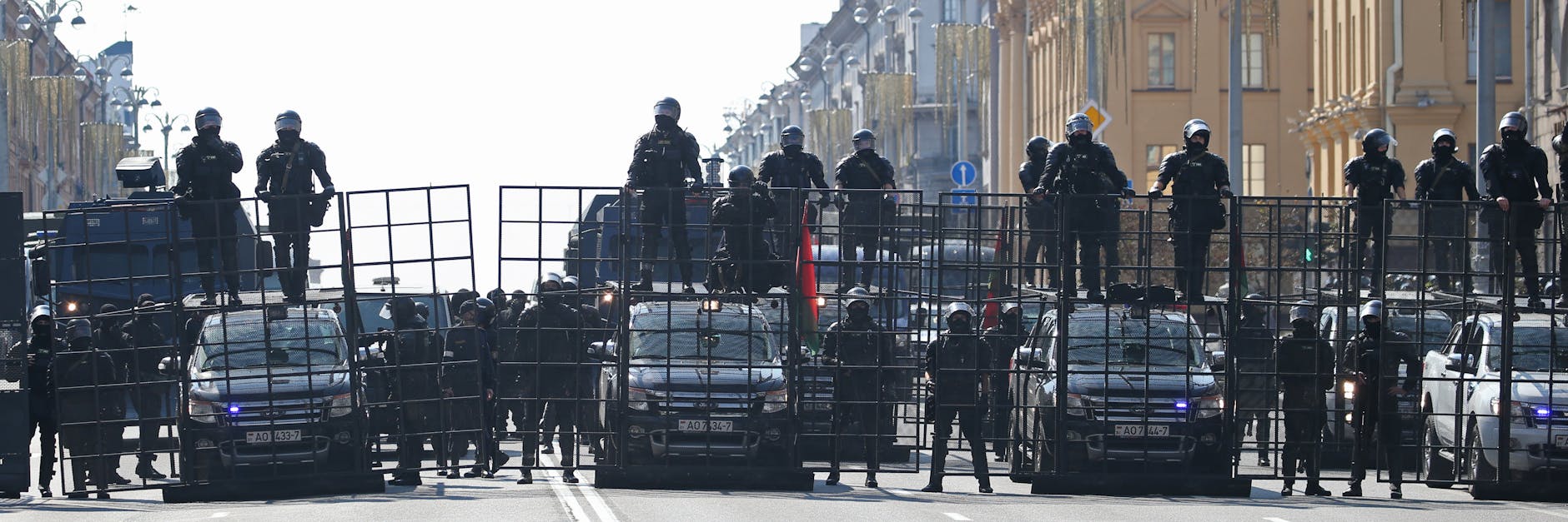 Mit über mannshohen Gittern, an Autos befestigt, fuhren Truppen des Regimes auf Demonstranten zu.