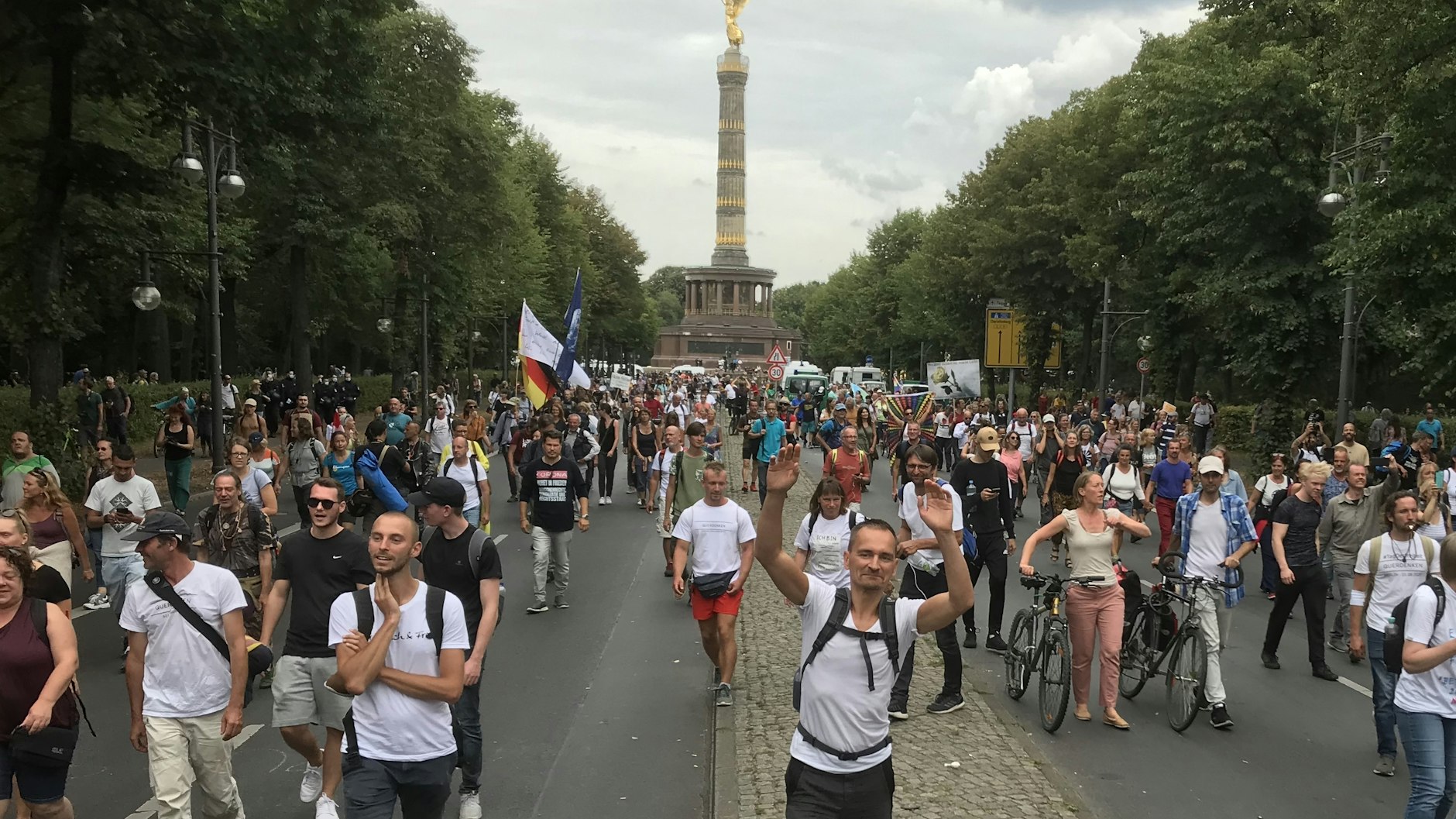 Am Nachmittag entschieden sich rund 500 Teilnehmer zu einer Spontandemo durch den Tiergarten.&nbsp;