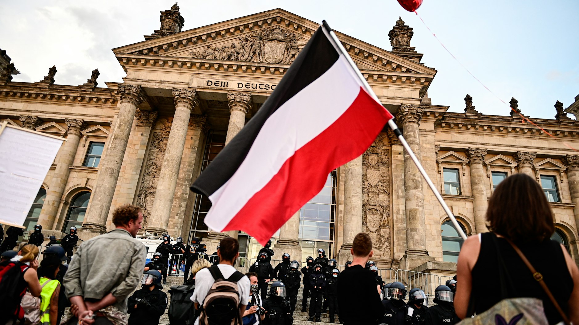 Demonstranten vor dem Reichstag, auch mit Reichsflagge.&nbsp;