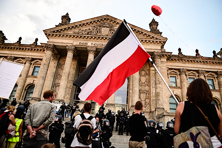 Demonstranten vor dem Reichstag, auch mit Reichsflagge.&nbsp;