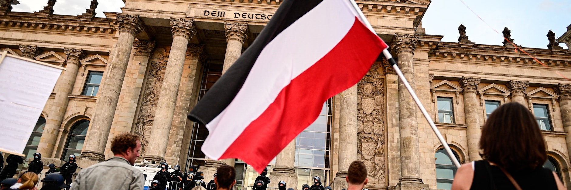 Am Reichstagsgebäude hatte es eine Kundgebung gegeben. Bei Demonstranten waren auch die von Reichsbürgern verwendeten schwarz-weiß-roten Reichsflaggen zu sehen.
