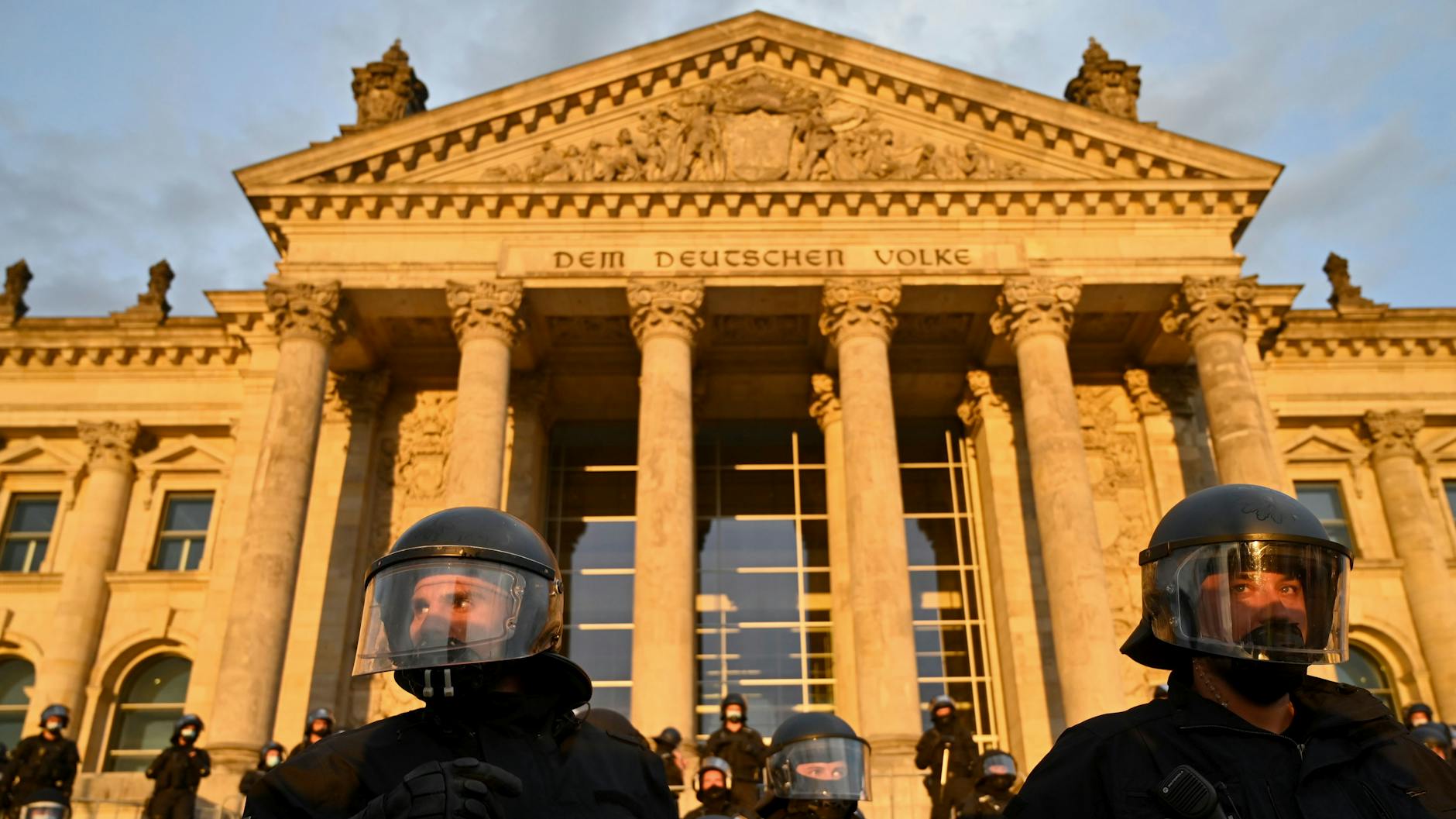 Die Proteste blieben lange Zeit ruhig, aber die Polizei machte vor allem am Reichstag offensichtlich Fehler.
