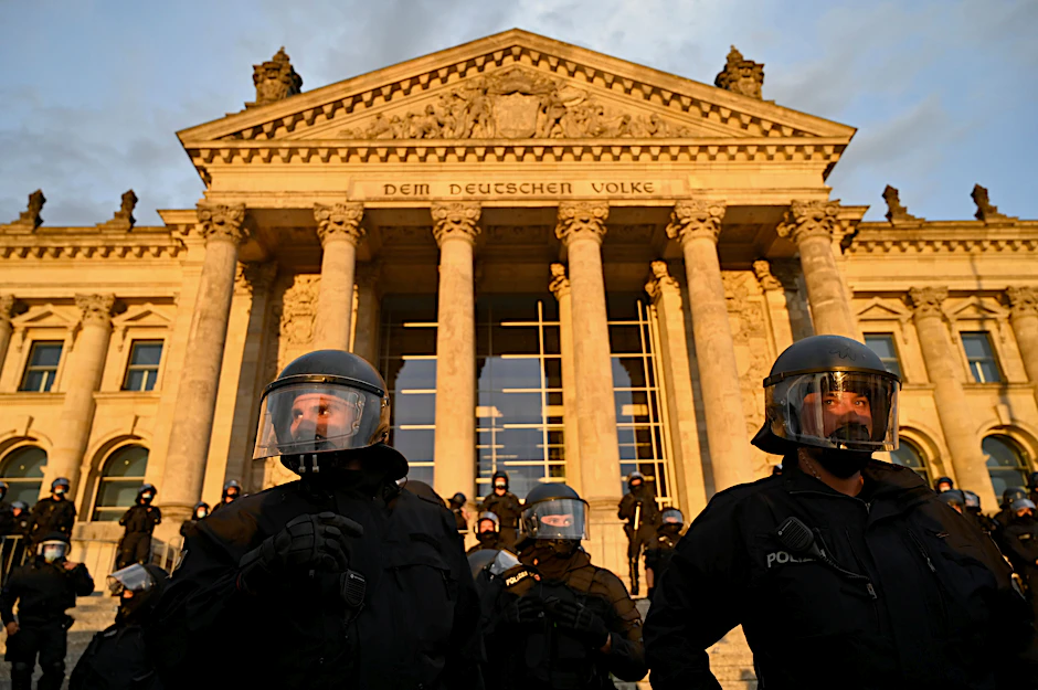 Die Proteste blieben lange Zeit ruhig, aber die Polizei machte vor allem am Reichstag offensichtlich Fehler.