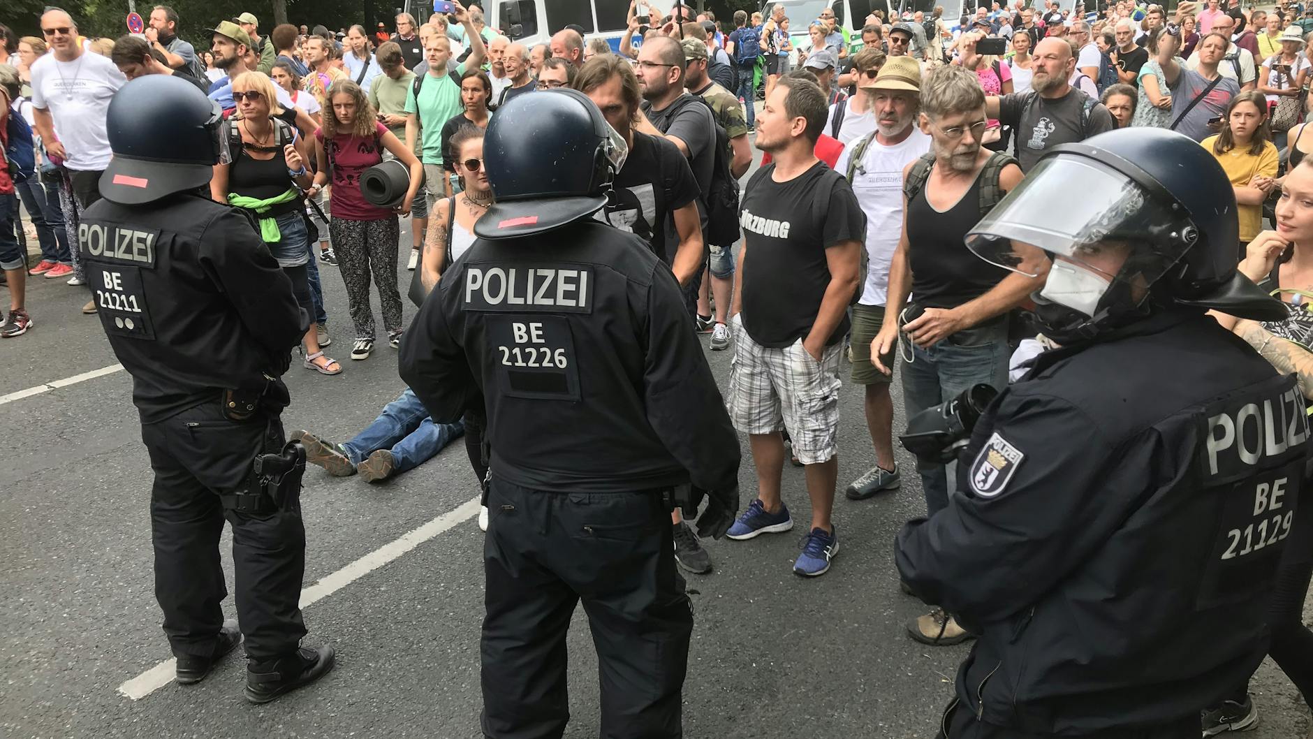 Mehr als 1000 Demonstranten strömten auch am Sonntag wieder zur Siegessäule. 