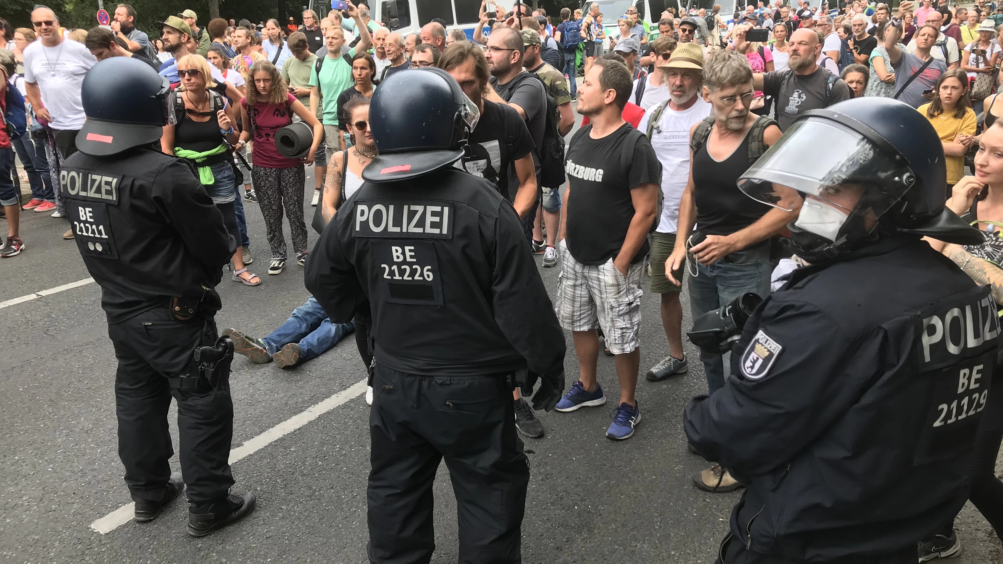 Mehr als 1000 Demonstranten strömten auch am Sonntag wieder zur Siegessäule.&nbsp;
