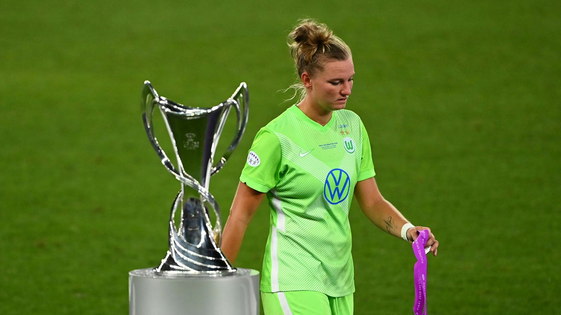 Nicht berühren: Alexandra Popp vom VfL Wolfsburg geht mit der Medaille für Platz zwei am Champions-League-Pokal vorbei.