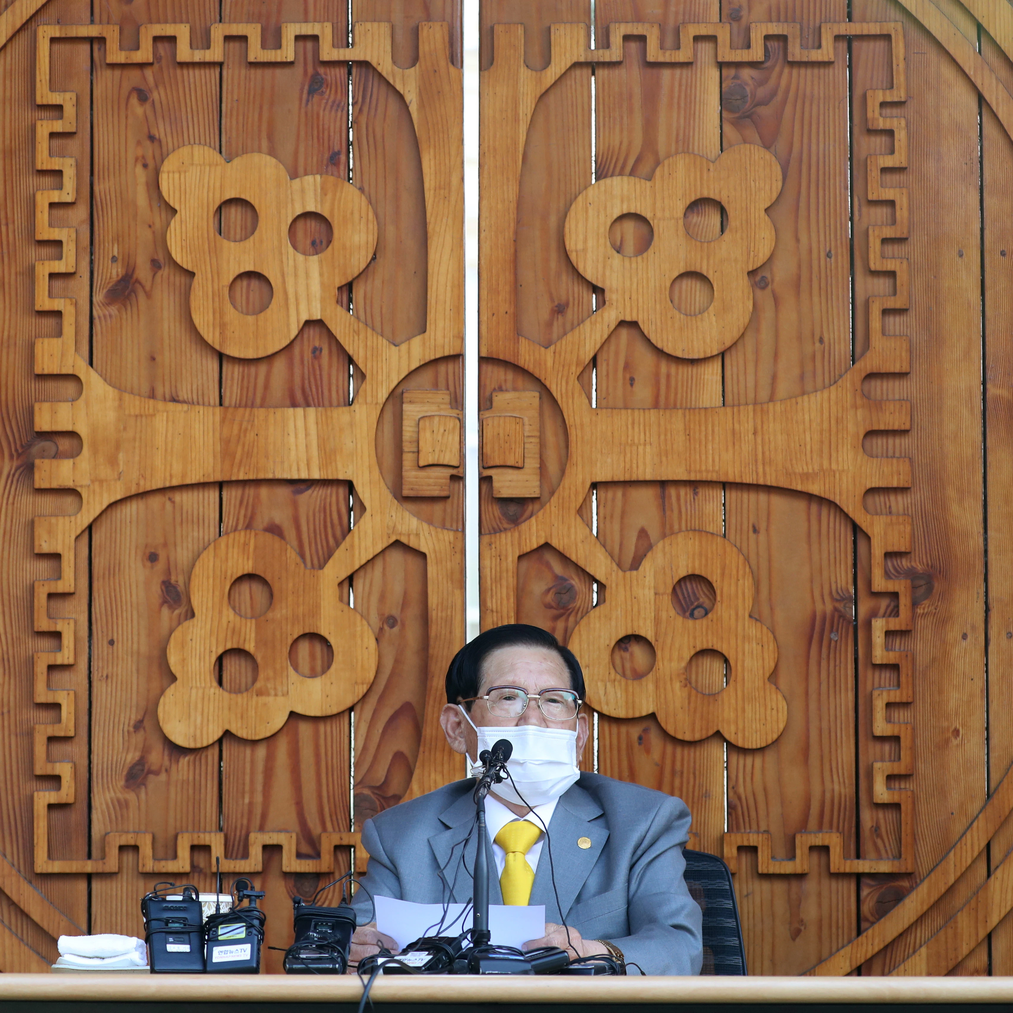Man-Hee Lee, der Führer der Sekte Shincheonji, hat sich bei einer Pressekonferenz Anfang März für die Rolle seiner Gemeinde bei der Ausbreitung des Coronavirus in Südkorea entschuldigt.