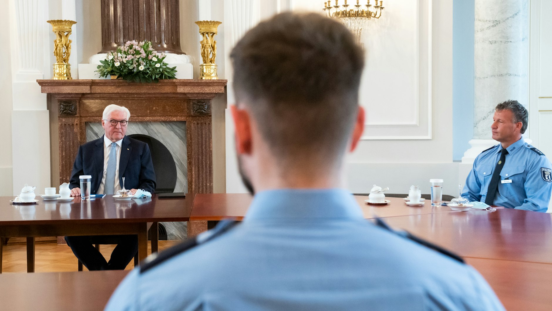 Bundespräsident Frank-Walter Steinmeier hat am Montag Polizistinnen und Polizisten getroffen, die am Sonnabend im Rahmen von Anti-Corona-Demonstrationen am Reichstag im Einsatz waren.