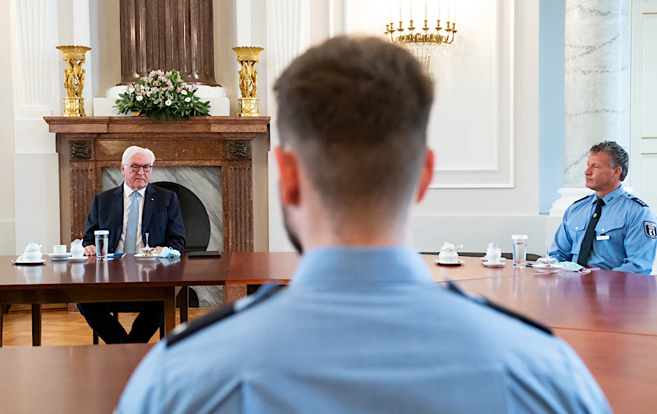 Bundespräsident Frank-Walter Steinmeier hat am Montag Polizistinnen und Polizisten getroffen, die am Sonnabend im Rahmen von Anti-Corona-Demonstrationen am Reichstag im Einsatz waren.