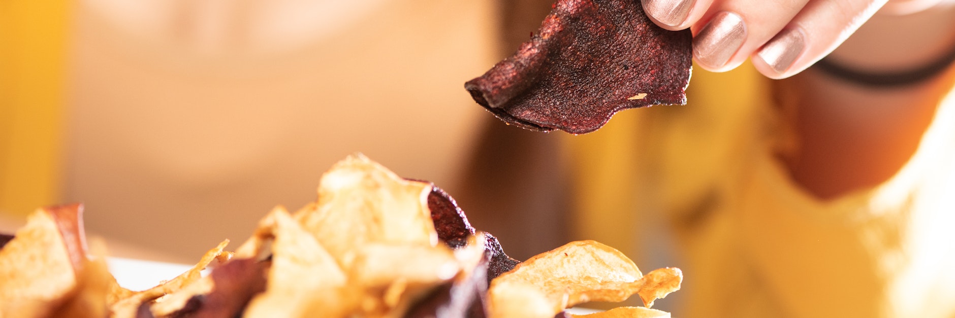 Gesunder Snack für zwischendurch?&nbsp;Tatsächlich sind Gemüsechips sehr viel schlechter als ihr Ruf, warnen Verbraucherschützer.&nbsp;