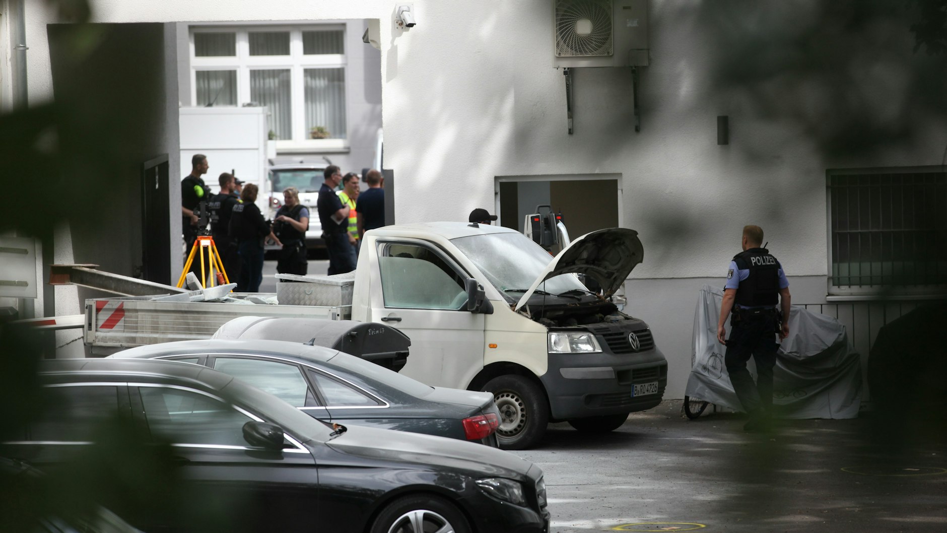 Mit diesem Pritschenwagen versuchten die Täter offenbar, über den Hof in die Volksbank-Filiale zu gelangen.