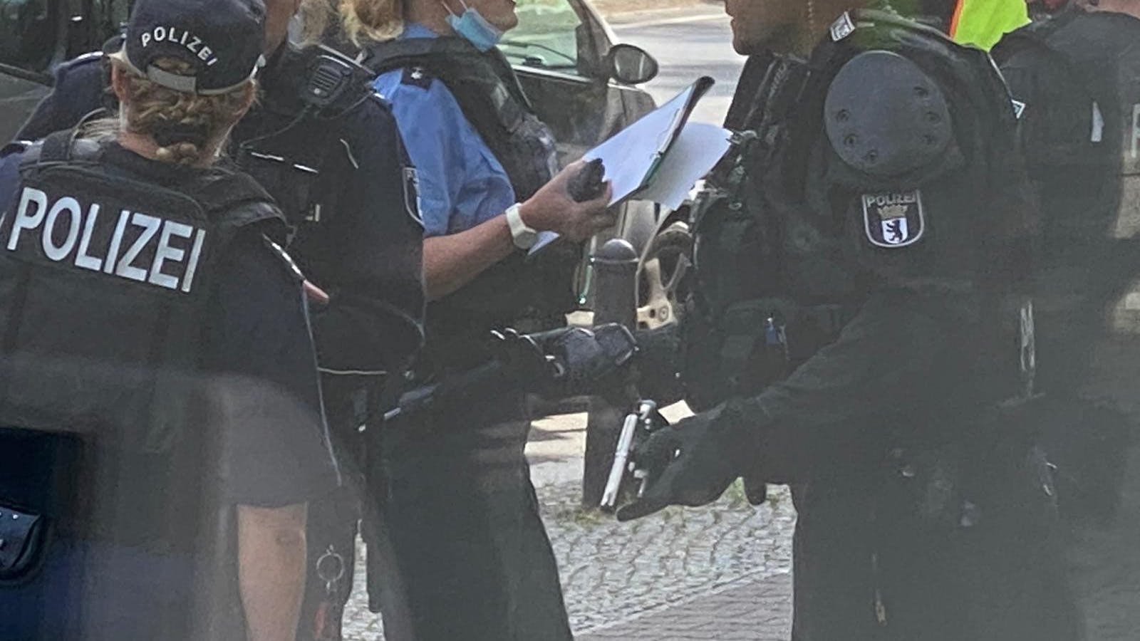 Polizisten haben nach Angaben eines Zeugen eine Waffe gesichert, die bei dem Überfall eingesetzt wurde.