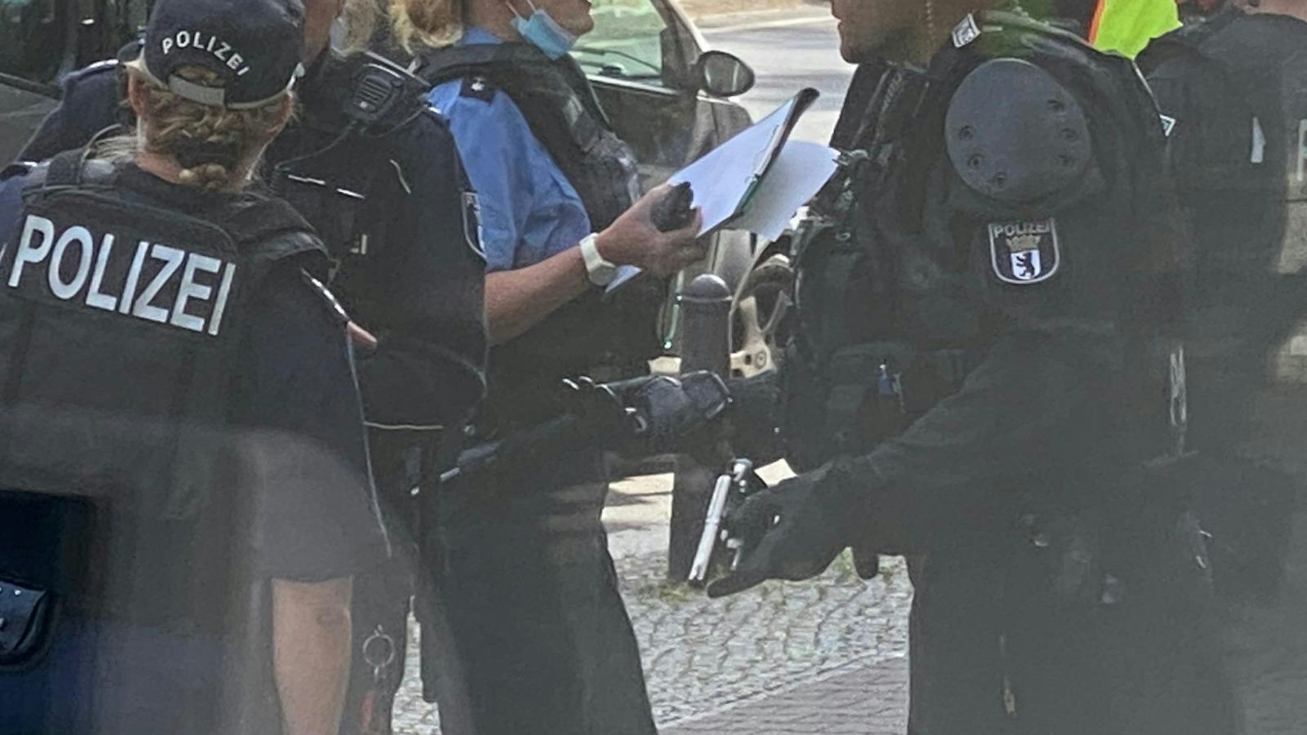 Polizisten haben nach Angaben eines Zeugen eine Waffe gesichert, die bei dem Überfall eingesetzt wurde.