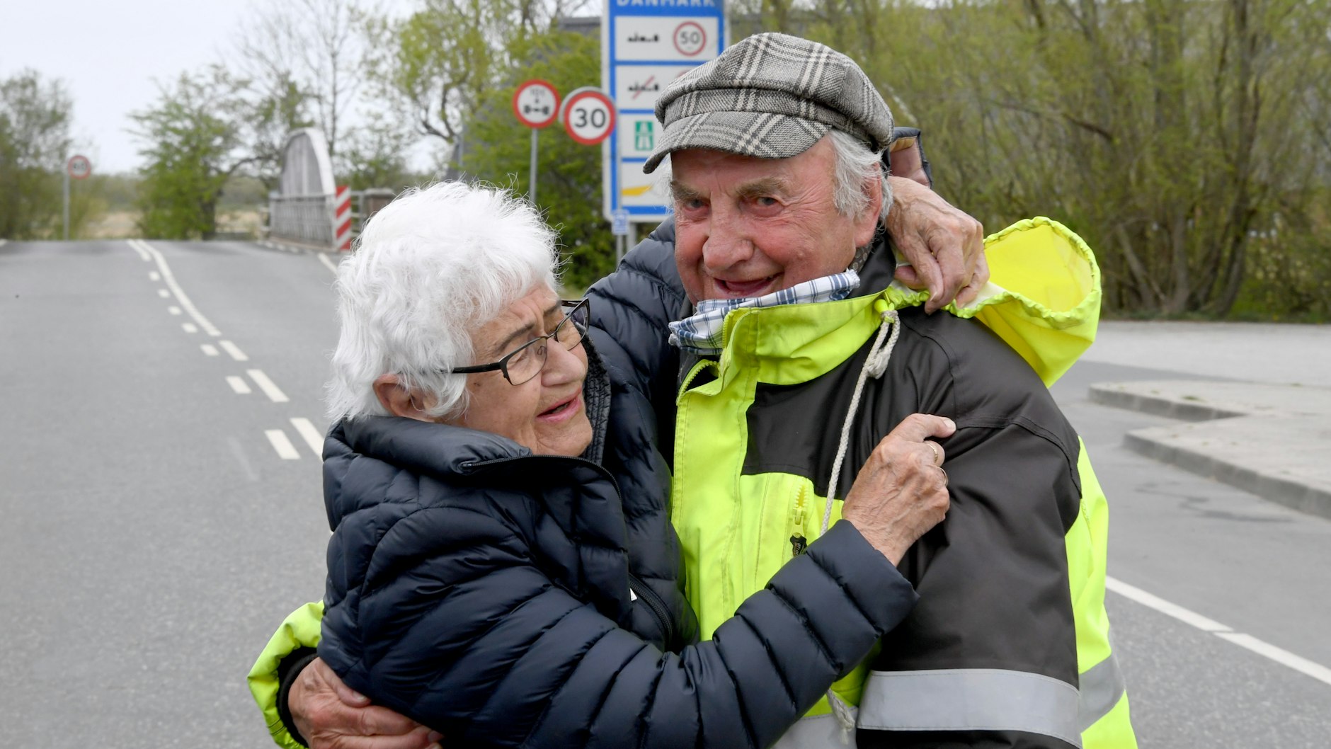 Inga Rasmussen aus Dänemark (85) und Karsten Tüchsen Hansen (89) aus Nordfriesland. Nach Schließung der Grenze am 14.03.2020 hatten sich die beiden täglich nur noch am Schlagbaum getroffen.