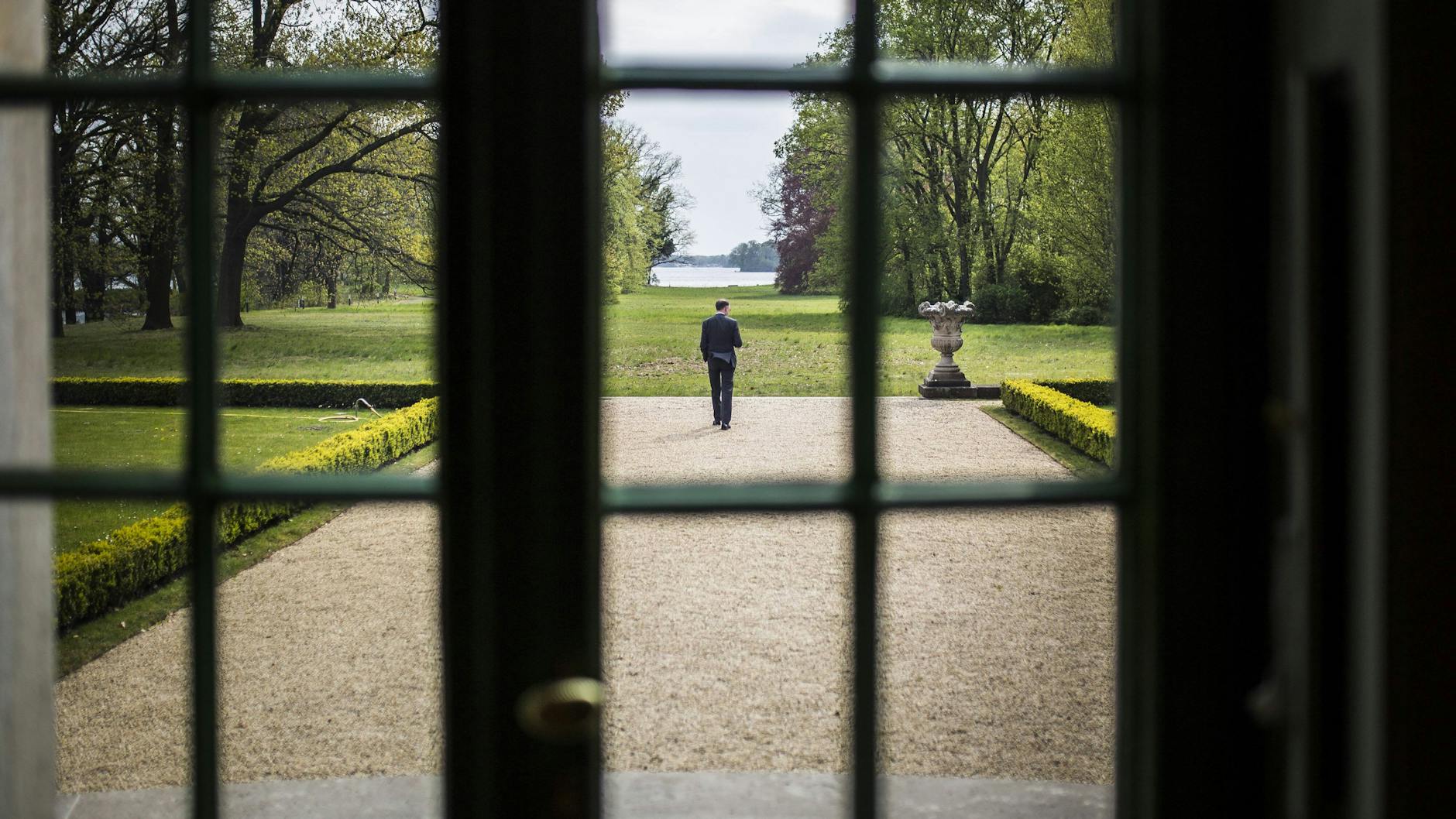 Blick aus dem Gartenzimmer eines realen Berliner Hauses am Wasser, der Villa Borsig.