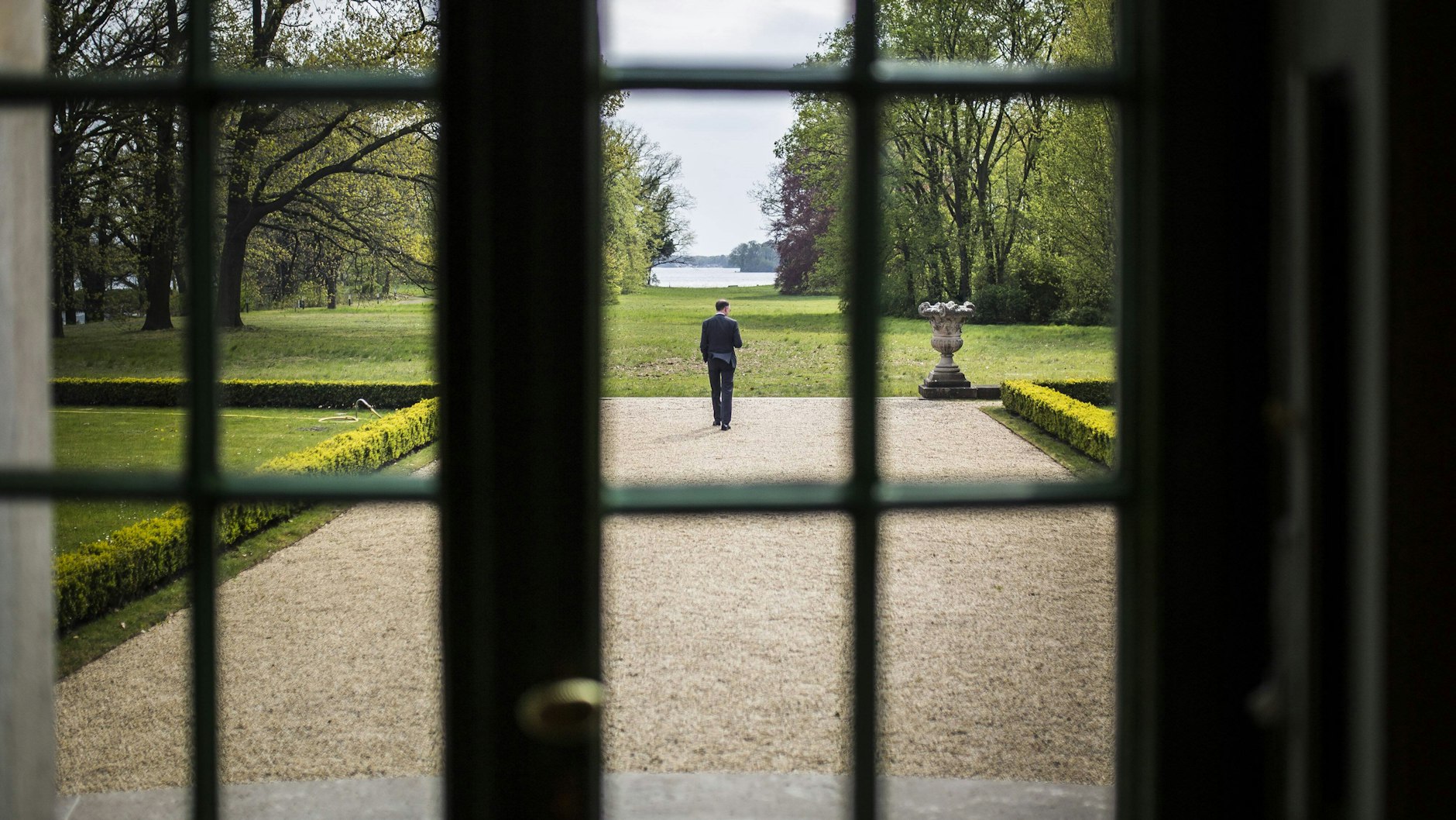 Blick aus dem Gartenzimmer eines realen Berliner Hauses am Wasser, der Villa Borsig.