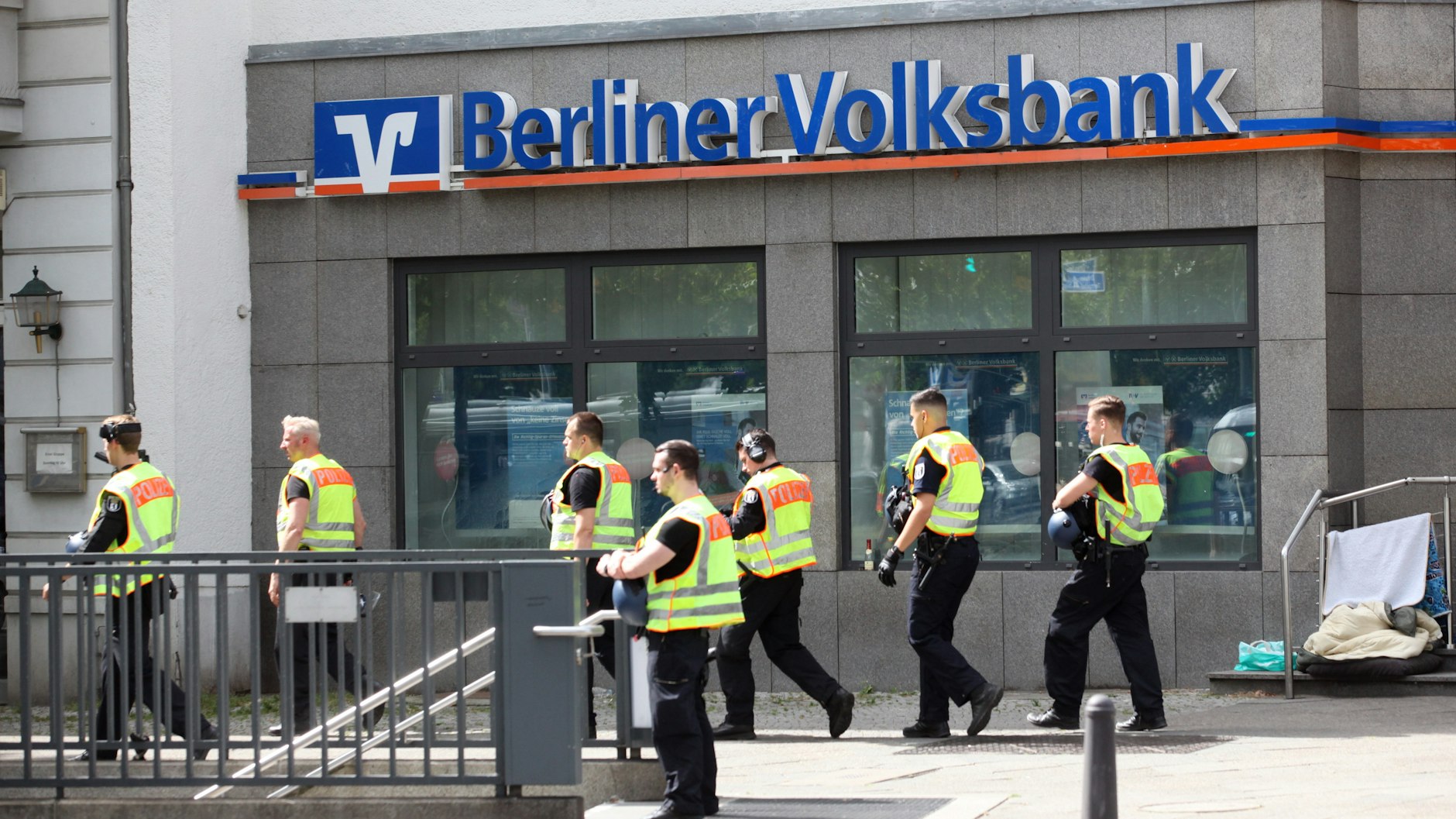 Polizisten haben die Detmolder Straße in Wilmersdorf abgesperrt. Die Einsatzkräfte suchen nach den flüchtigen Tätern. 