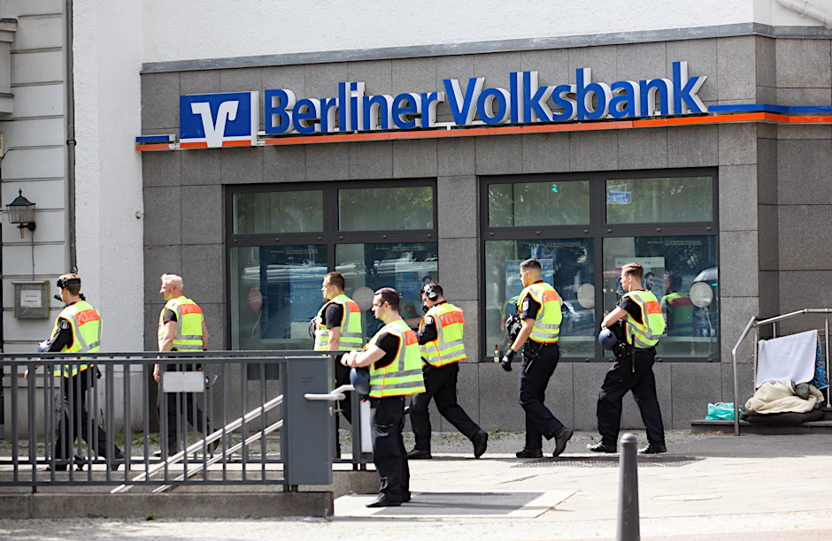 Polizisten haben die Detmolder Straße in Wilmersdorf abgesperrt. Die Einsatzkräfte suchen nach den flüchtigen Tätern.&nbsp;