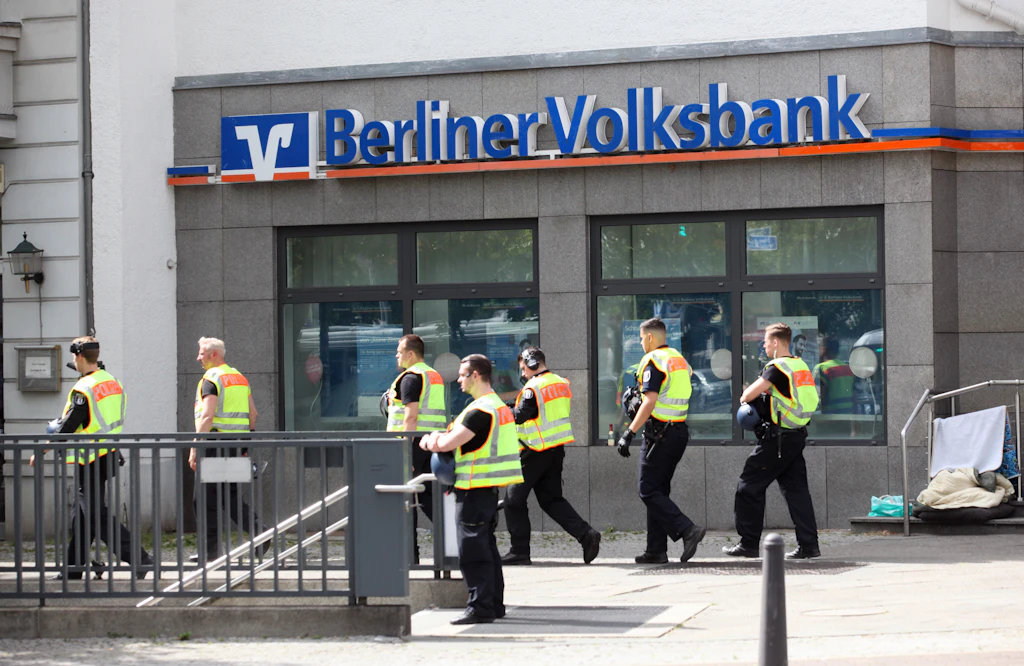 Wilmersdorf: Schüsse und brennendes Auto bei Überfall auf Bankfiliale
