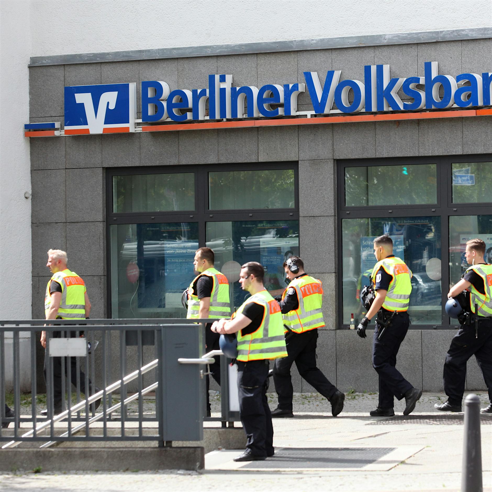 Wilmersdorf: Schüsse und brennendes Auto bei Überfall auf Bankfiliale