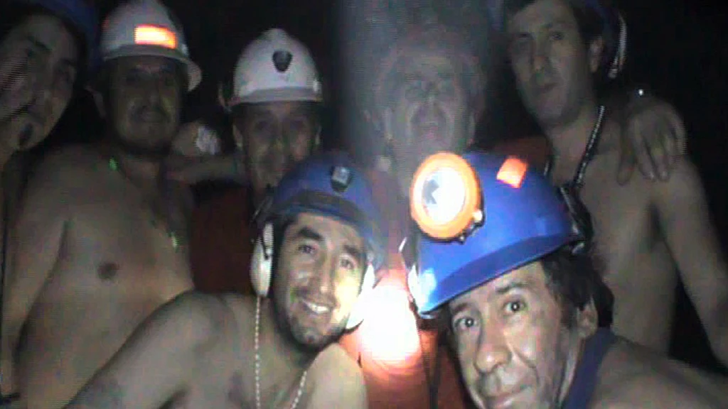 Die eingeschlossenen Bergleute am 17. September 2010. Erst knapp einen Monat später konnten sie gerettet werden.