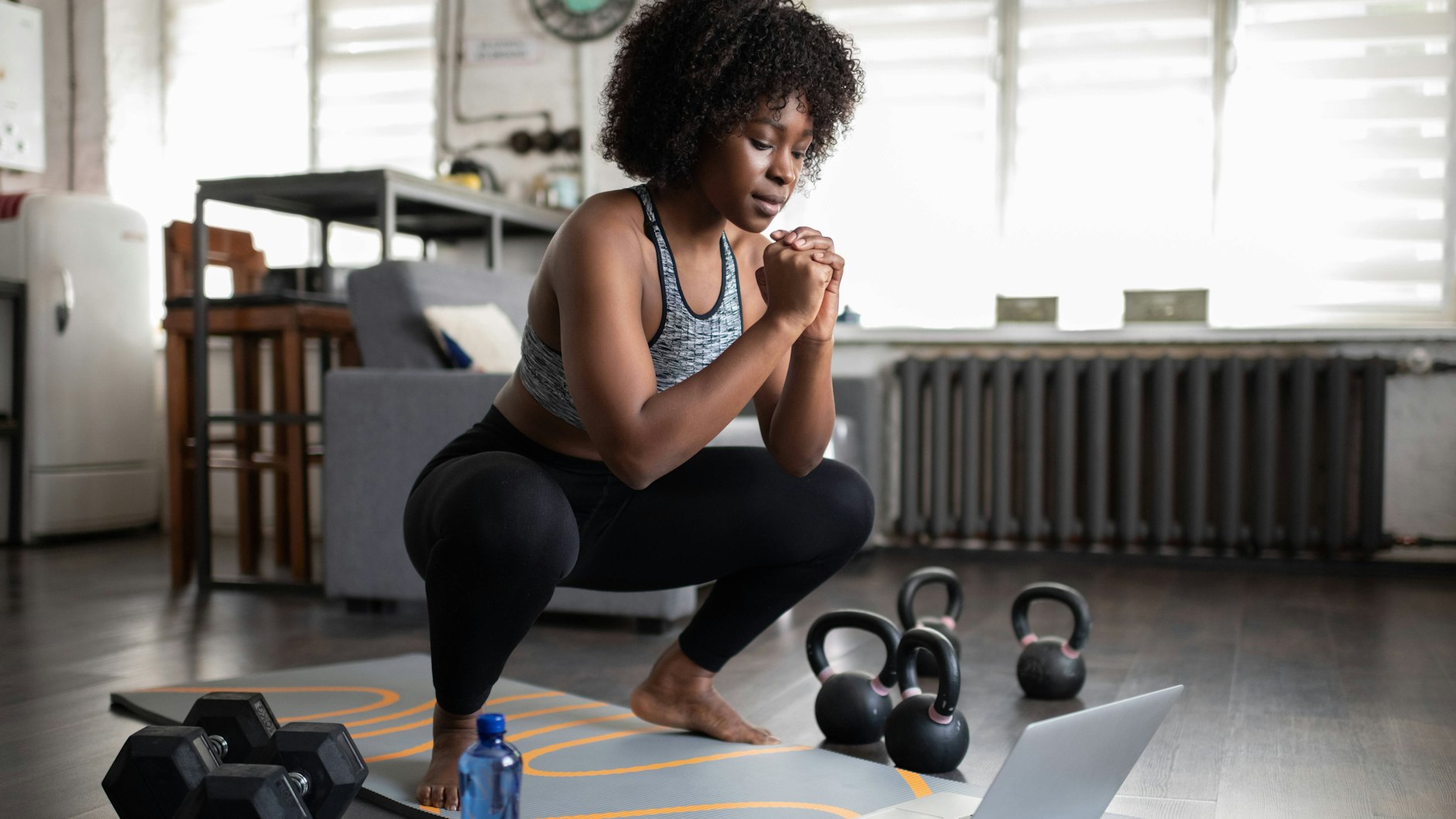 Gerade bei langer Schreibtischtätigkeit ist es wichtig, regelmäßig aufzustehen oder kleine Gymnastikübungen zu machen.