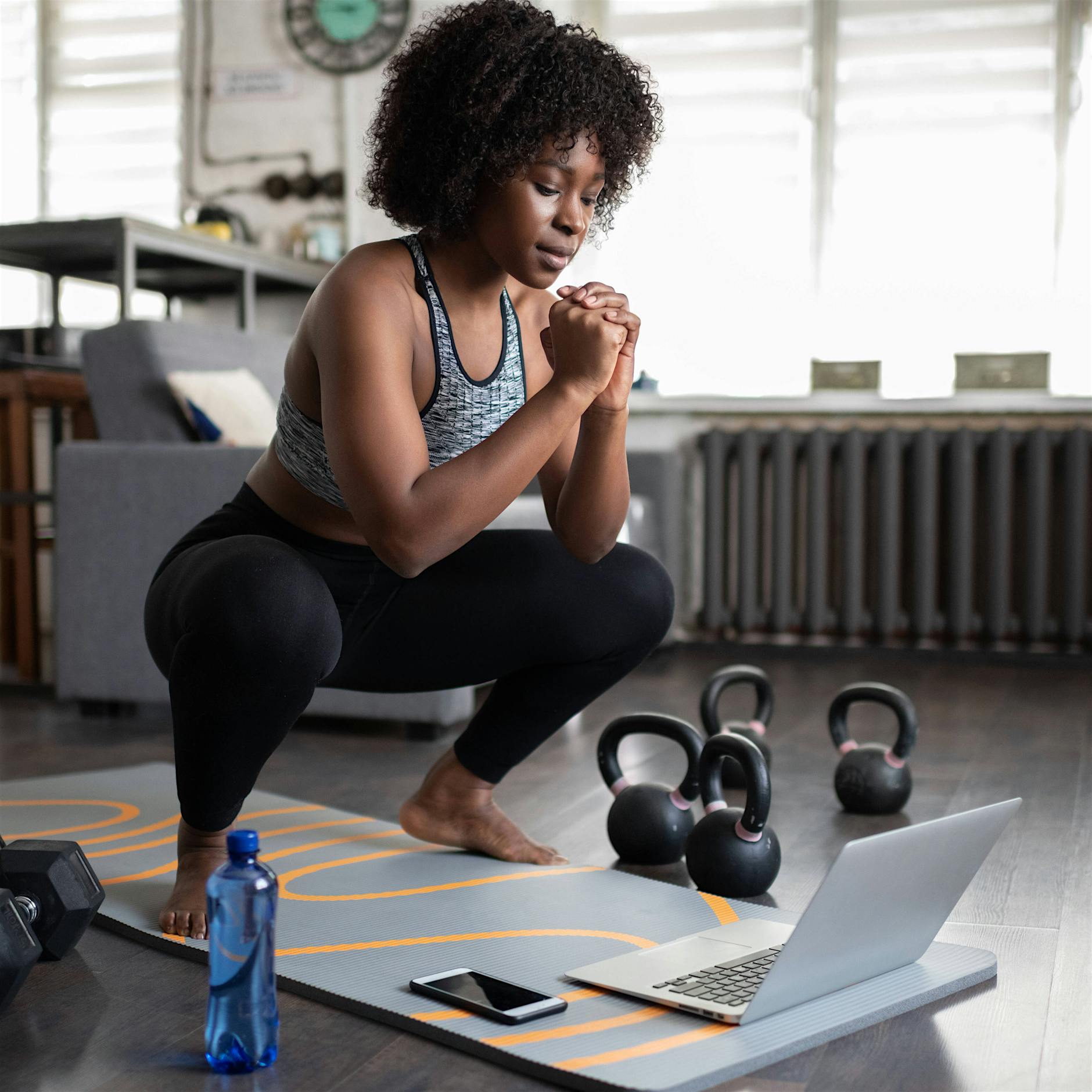 Kniebeugen helfen gegen Homeoffice-Thrombose