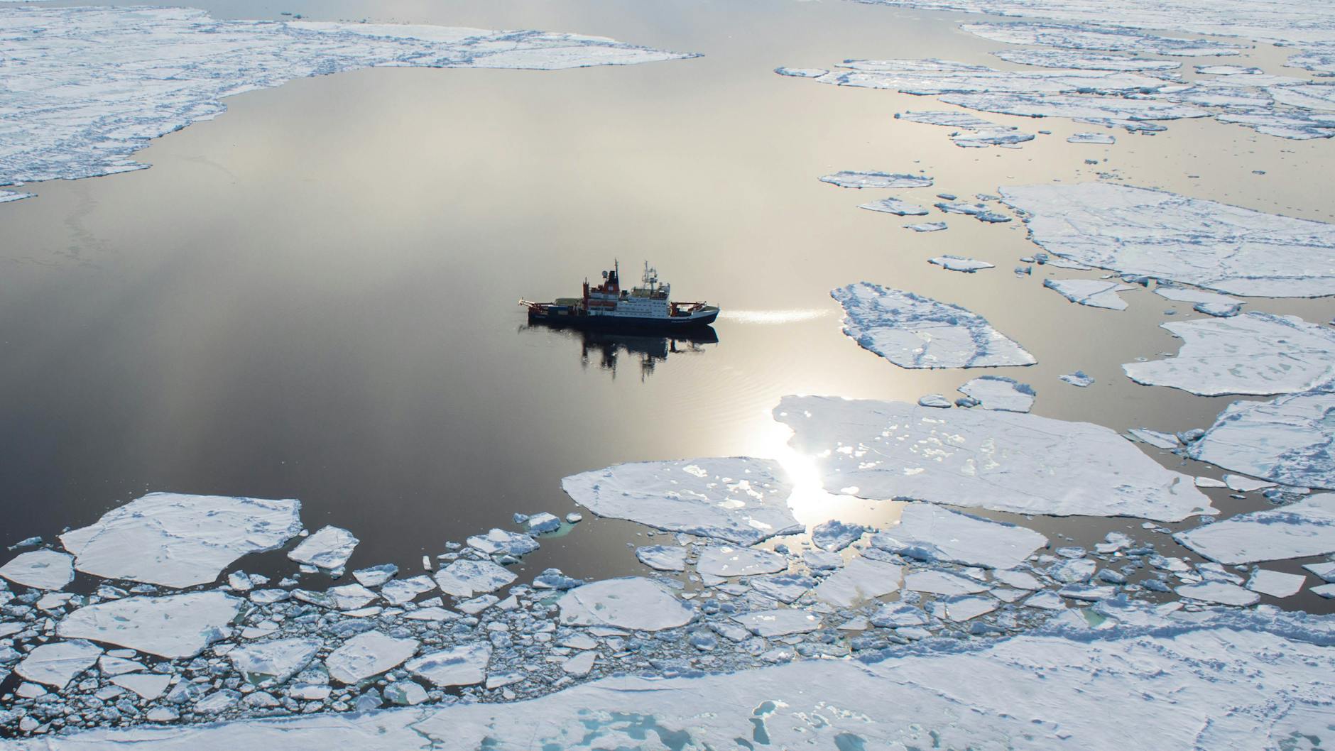 Der deutsche Forschungseisbrecher Polarstern bei einer früheren Expedition am Gakkelrücken im Arktischen Ozean.