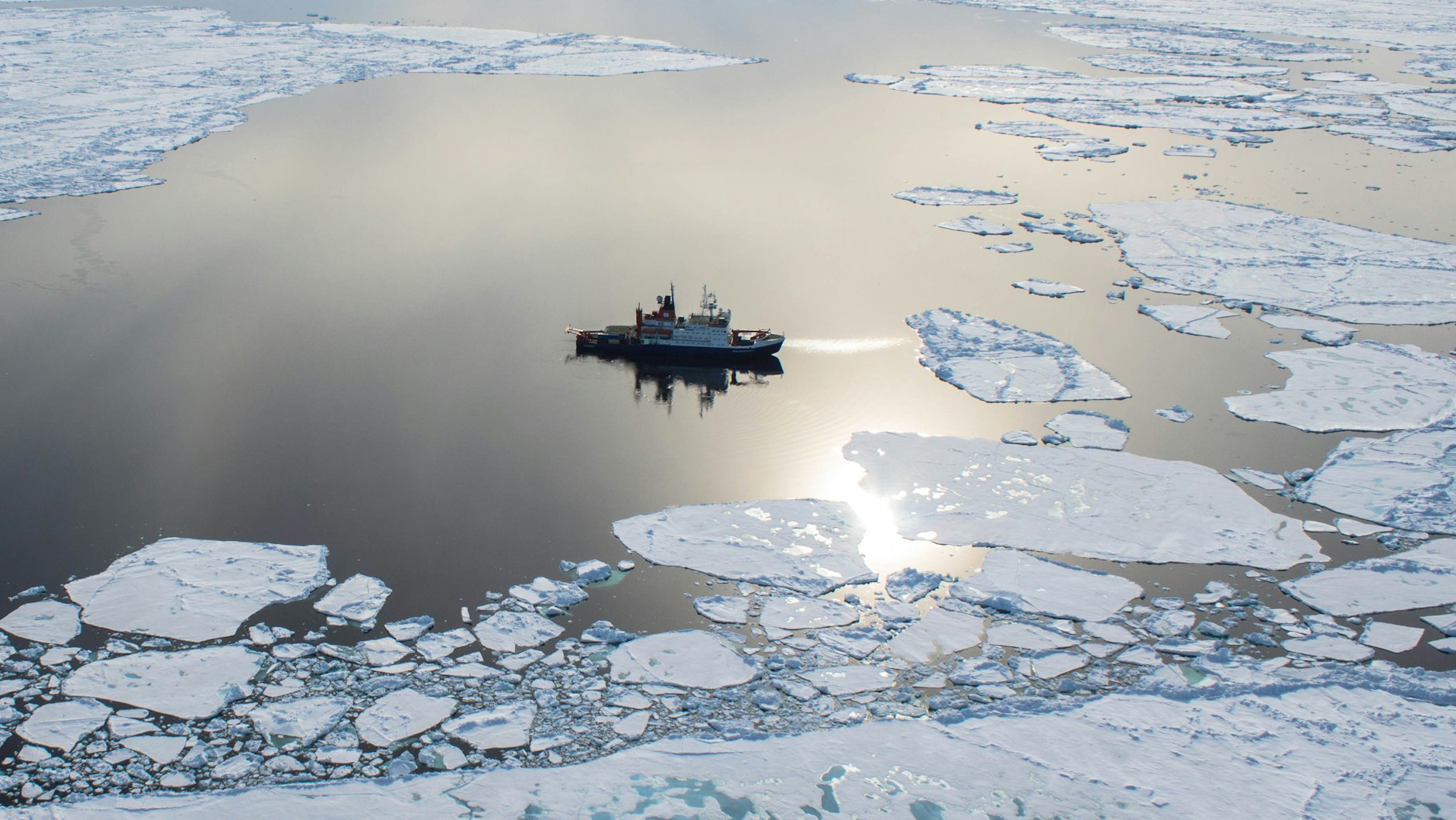 Der deutsche Forschungseisbrecher Polarstern bei einer früheren Expedition am Gakkelrücken im Arktischen Ozean.
