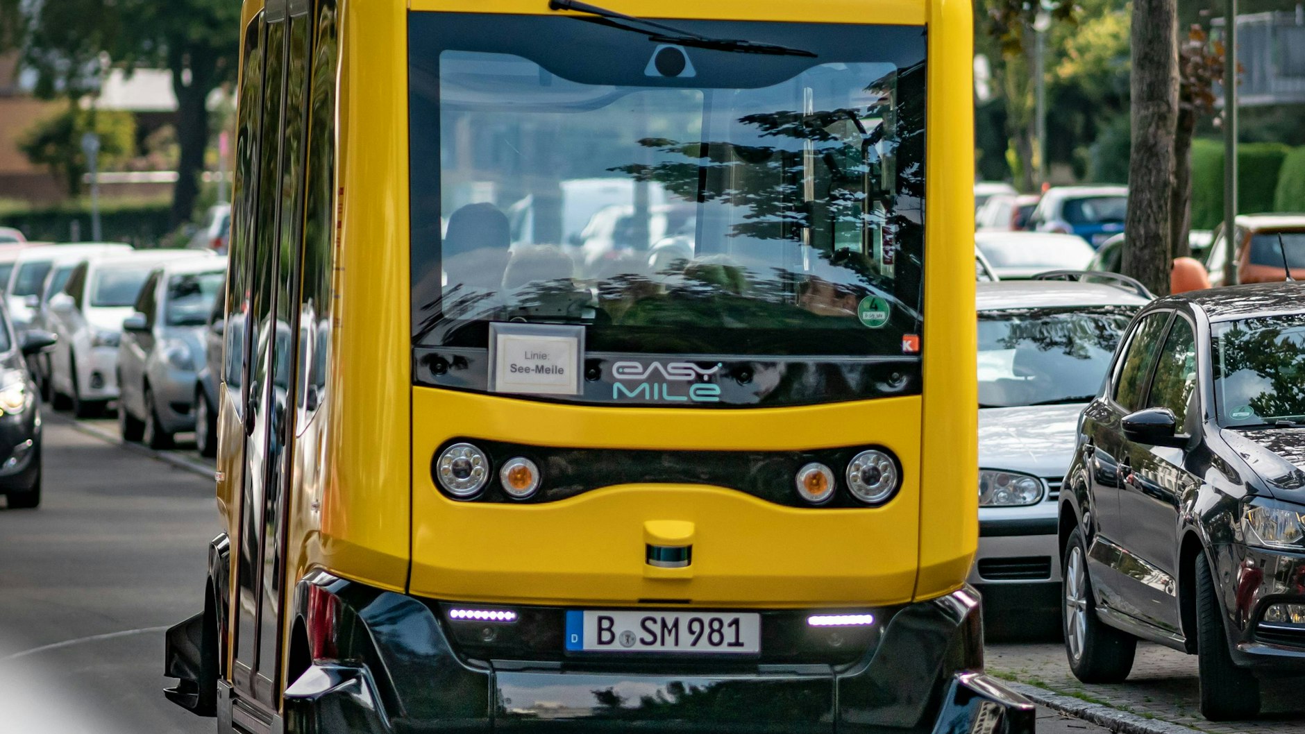 Ein hochautomatisierter Kleinbus der Marke EZ10 Gen2 unterwegs auf der See-Meile in Tegel. Bis zu sechs Fahrgäste haben Platz.