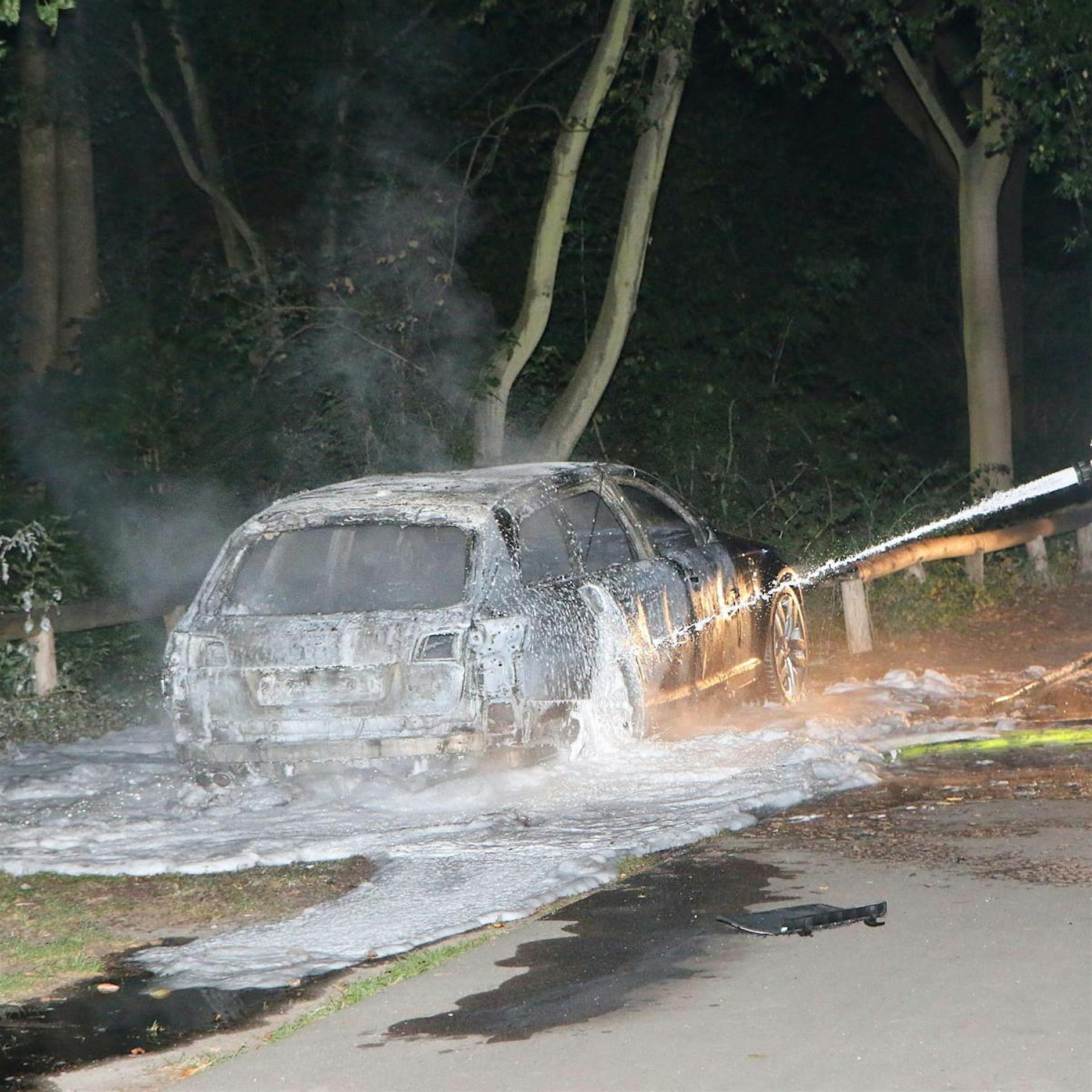 Bankräuber zünden nachts in Britz ihren Fluchtwagen an