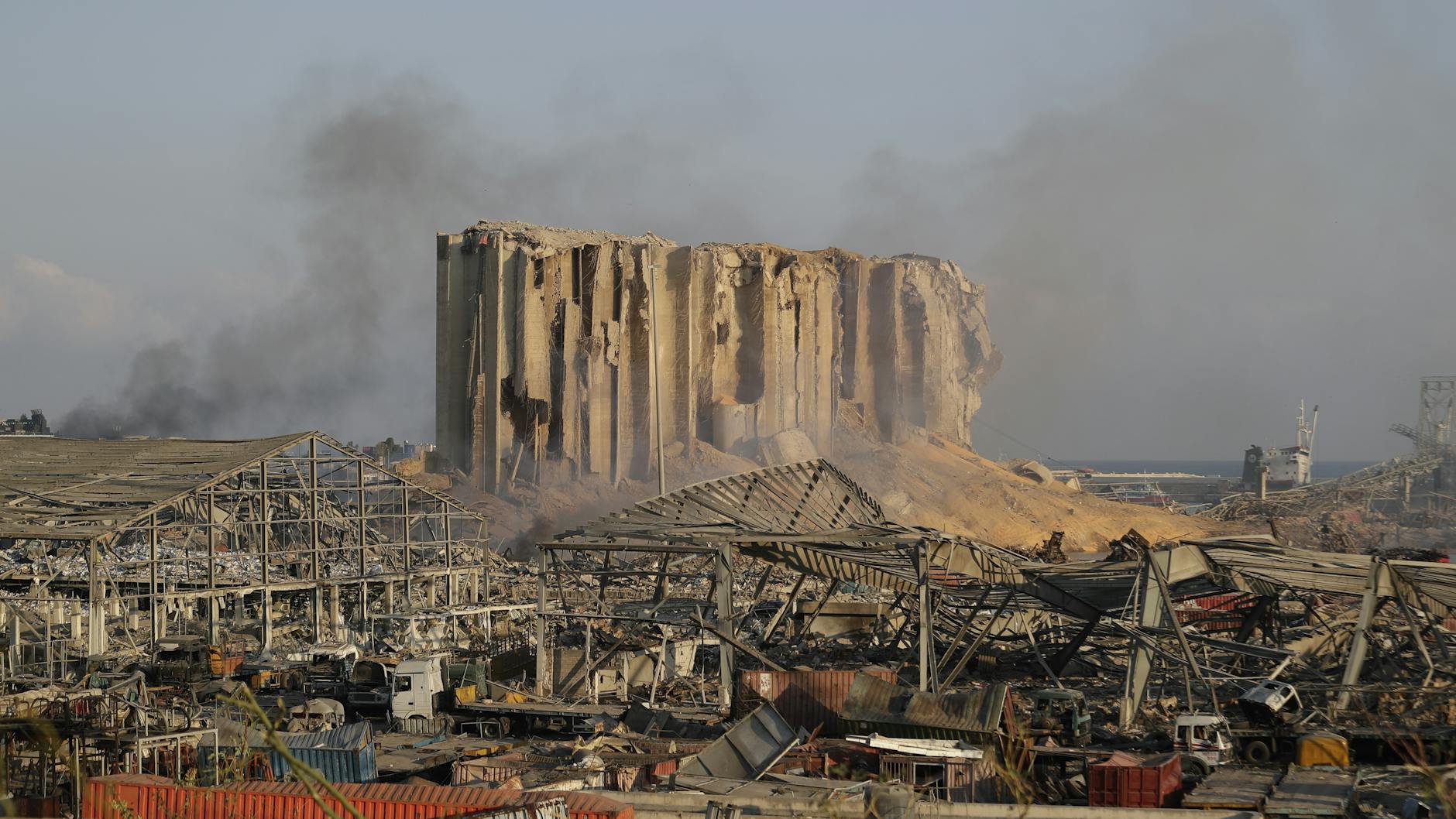 Die Umgebung des Hafens ist verwüstet, das riesige Getreidesilo zerstört.