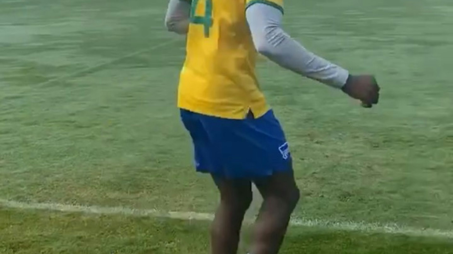 Passt farblich gut zusammen: Kalou trainiert in Brasilien-Trikot und Hertha-Hose.&nbsp;