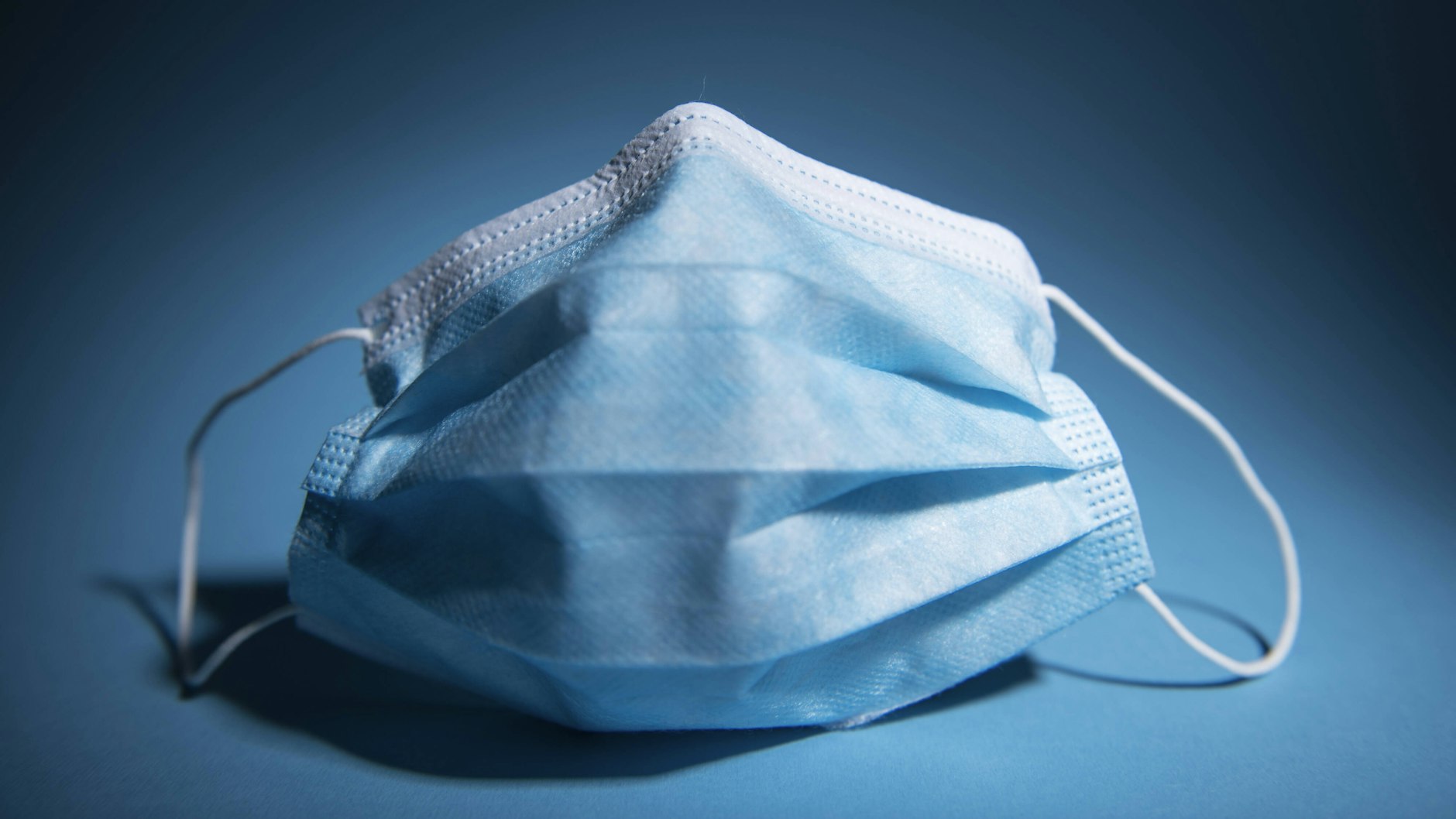 Anfang des Jahres waren sie begehrte Mangelware, nun sind sie überall zu haben: Einwegmasken als Mund-Nasen-Schutz.