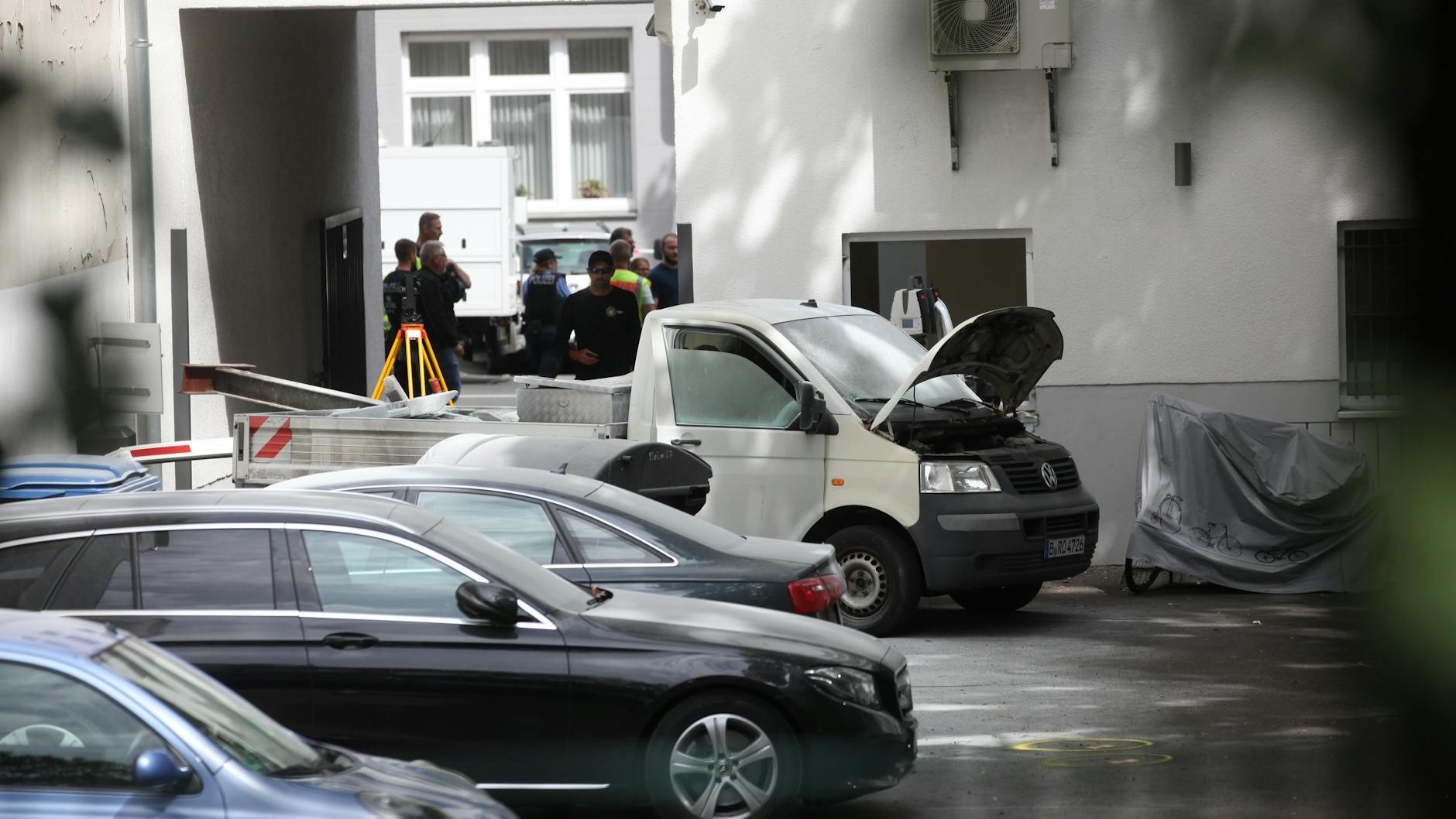 Der Innenhof der Volksbank in Wilmersdorf: Die Räuber hatten auf der Ladefläche des Pritschenwagens (VW T4) einen Stahlträger befestigt, mit dem sie ein Fenster der Bank aufbrachen.