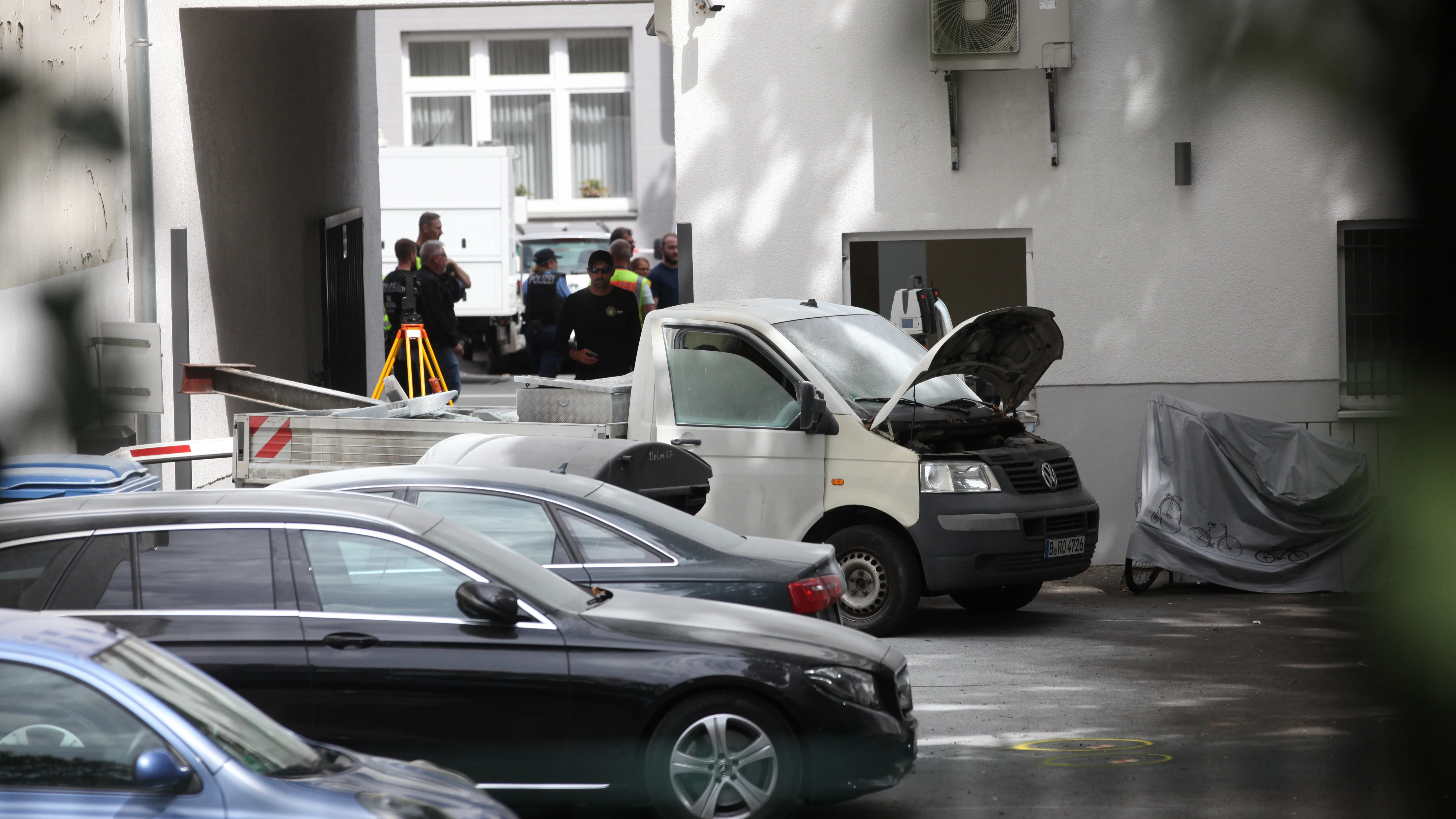 Der Innenhof der Volksbank in Wilmersdorf: Die Räuber hatten auf der Ladefläche des Pritschenwagens (VW T4) einen Stahlträger befestigt, mit dem sie ein Fenster der Bank aufbrachen.