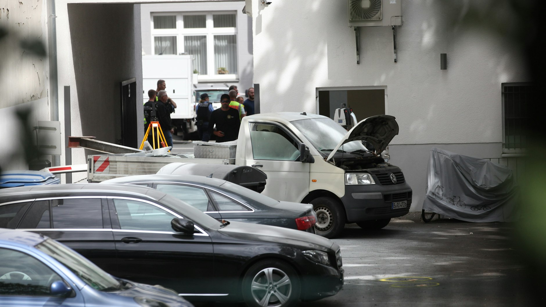 Der Innenhof der Volksbank in Wilmersdorf: Die Räuber hatten auf der Ladefläche des Pritschenwagens (VW T4) einen Stahlträger befestigt, mit dem sie ein Fenster der Bank aufbrachen.