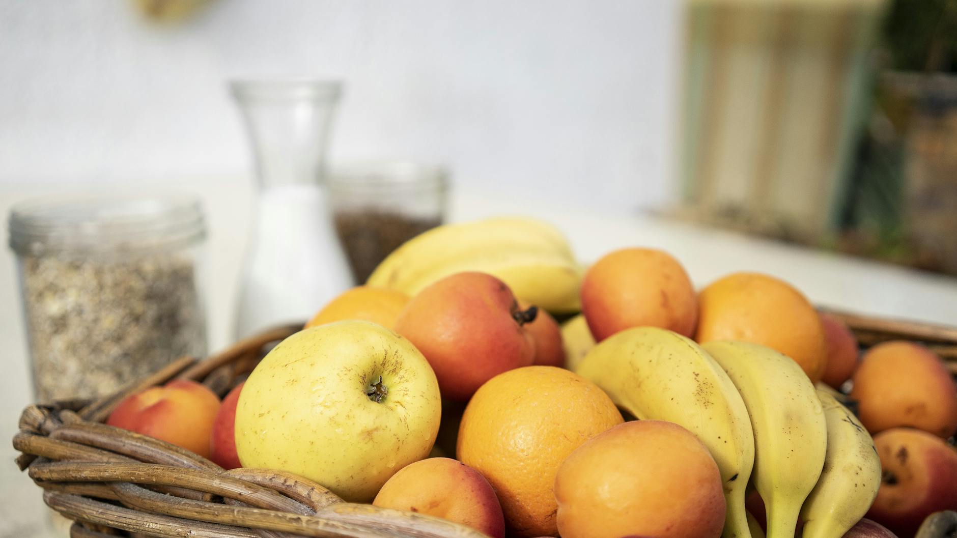 Ernährungsmediziner empfehlen 500 Gramm Obst und Gemüse am Tag. Damit könne man gleich zum Frühstück anfangen – am besten mit Äpfeln und Beeren.